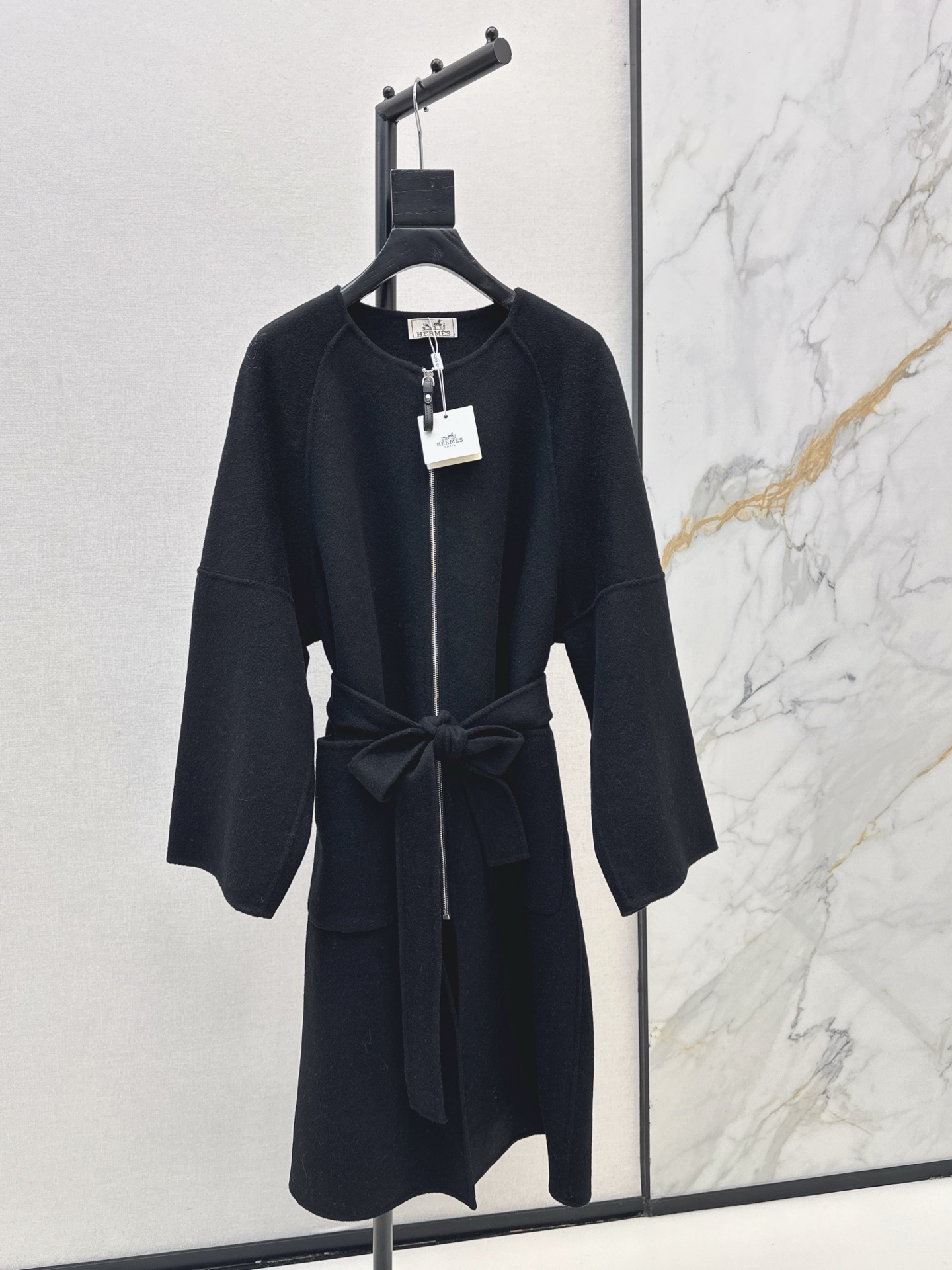 NO:605389,Comes with dust bag Her 25Ss————The latest fashionable style of autumn and winter, handmade wool coats, fashionable and must-have layering tools. Purely handmade double-sided nylon fabrics. Temperament H silhouette design is handsome and fashionable. Imported 90 wool 10 cashmere fabrics are delicate in texture, soft, wide and stylish. The style is capable and versatile. Fashionable upper body makes you look thin and tall. Three colors are available for sale now. sml,, jackets & coats, alexander wang19860909配防尘袋Her 25Ss————秋冬最新款时髦穿搭手工羊毛大衣外套时髦精必入叠搭神器 纯手工制作双面尼面料 气质H廓型设计帅气又时髦 进口90羊毛10羊绒面料质感细腻柔软挺阔有型 版型气质干练 百搭时髦上身显瘦又高挑 三色现货发售sml,,jackets & coats,alexander wang,Women's clothing