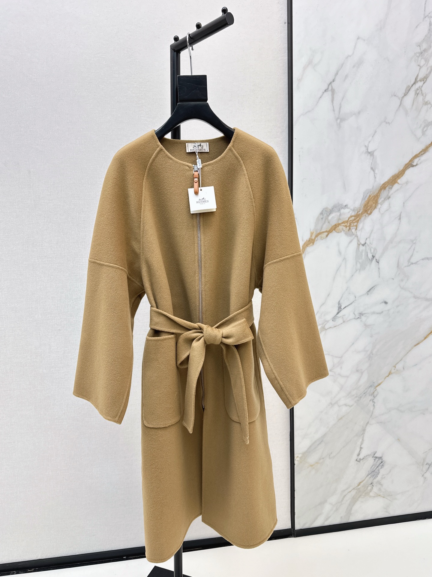 NO:605415,Comes with dust bag Her 25Ss————The latest fashionable style of autumn and winter, handmade wool coats, fashionable and must-have layering tools. Purely handmade double-sided nylon fabrics. Temperament H silhouette design is handsome and fashionable. Imported 90 wool 10 cashmere fabrics are delicate in texture, soft, wide and stylish. The style is capable and versatile. Fashionable upper body makes you look thin and tall. Three colors are available for sale now. sml,, jackets & coats, alexander wang19860909配防尘袋Her 25Ss————秋冬最新款时髦穿搭手工羊毛大衣外套时髦精必入叠搭神器 纯手工制作双面尼面料 气质H廓型设计帅气又时髦 进口90羊毛10羊绒面料质感细腻柔软挺阔有型 版型气质干练 百搭时髦上身显瘦又高挑 三色现货发售sml,,jackets & coats,alexander wang,Women's clothing