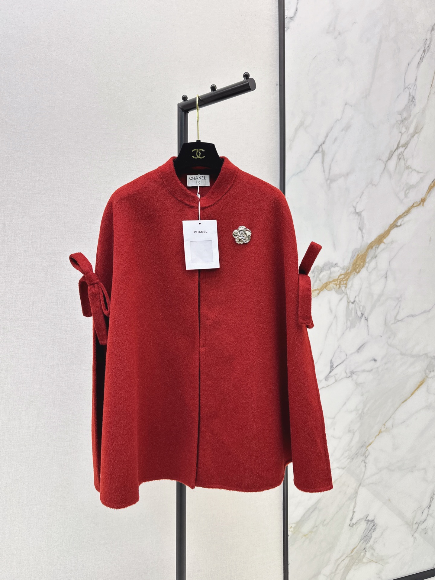 NO:605406,Chaebol heroine temperament C family 25Ss————The latest autumn and winter double-sided bow-decorated cape coat, customized 70 woolen fabric, delicate and wide texture, perfect and easy to control original tailoring style, classic upper body, extremely elegant and casual high-end sense, three colors available for sale in one size (unlimited bust, length 74),,chanel,alexander wang19860909财阀大女主气质 C家 25Ss————秋冬最新款双侧蝴蝶结装饰斗篷大衣定制70羊毛呢面料 质感细腻挺阔 原版剪裁版型完美轻松驾驭 经典上身极致优雅的随性高级感 三色现货发售均码（胸围无限 衣长74）,,chanel,alexander wang,Women's clothing