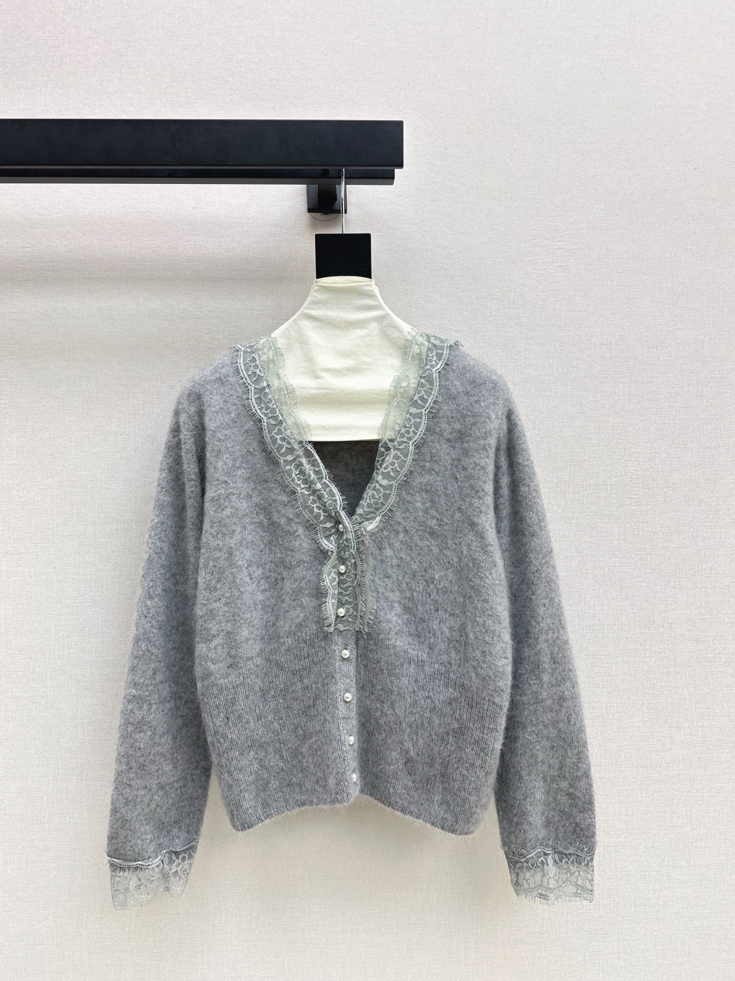 NO:605397,Recommended hot item Es 25Ss - the latest early autumn lace splicing cardigan. 100% high-quality wool fabric. Exquisite splicing lace. Translucent V-neck single-row placket button design. Upper body wool pit cut. Three-dimensional lace splicing design. Flexible appearance when walking. Three colors ready for sale. sml,, alexander wang19860909爆单款推荐 Es 25Ss————早秋最新款蕾丝拼接开衫 百分百优质羊毛面料 精致拼接蕾丝花边若隐若现的透肤 V领单排衣襟扣设计 上半身羊毛坑条剪裁 立体蕾丝拼接设计 行走间灵动生姿 三色现货发售sml,,alexander wang,Women's clothing