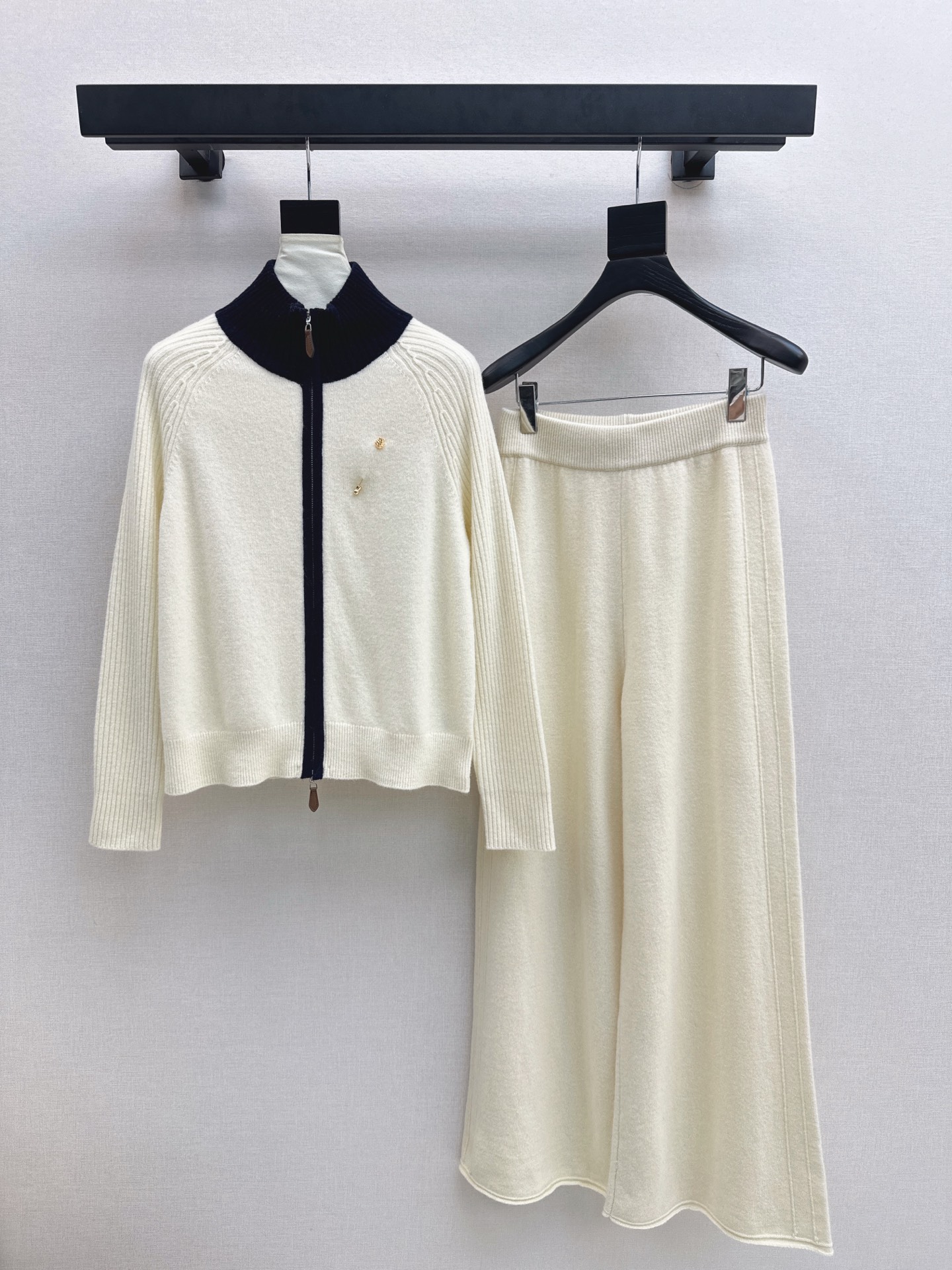 NO:605394,Exclusive debut of LP 25Ss - the latest lazy style wool suit for autumn and winter. Contrasting edged stand-up collar knitted jacket + elastic waist trousers. 100% worsted wool yarn fabric. Simple and elegant lazy style. Durable. Warmth and appearance are both online~~ The most practical and versatile boutique. Autumn and winter base layering for daily high-end!  !  Super stretchy and not flattering on your figure. Sold as a set. Two colors available for sale. sml, loro piana, jackets & coats, alexander wang19860909独家首发 LP 25Ss———秋冬最新款慵懒风羊毛套装撞色镶边立领针织外套+松紧腰长裤 百分百精纺羊毛纱线面料 简约大气慵懒版型 经久耐穿 保暖度和颜值却都在线～～最实穿百搭的精品 秋冬打底叠穿日常高级！！超大弹力不挑身材 一套出售 两色现货发售sml,,loro piana,jackets & coats,alexander wang,Women's clothing