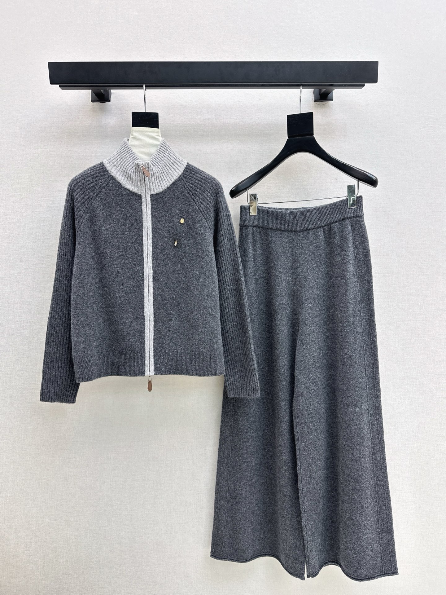 NO:605391,Exclusive debut of LP 25Ss - the latest lazy style wool suit for autumn and winter. Contrasting edged stand-up collar knitted jacket + elastic waist trousers. 100% worsted wool yarn fabric. Simple and elegant lazy style. Durable. Warmth and appearance are both online~~ The most practical and versatile boutique. Autumn and winter base layering for daily high-end!  !  Super stretchy and not flattering on your figure. Sold as a set. Two colors available for sale. sml, loro piana, jackets & coats, alexander wang19860909独家首发 LP 25Ss———秋冬最新款慵懒风羊毛套装撞色镶边立领针织外套+松紧腰长裤 百分百精纺羊毛纱线面料 简约大气慵懒版型 经久耐穿 保暖度和颜值却都在线～～最实穿百搭的精品 秋冬打底叠穿日常高级！！超大弹力不挑身材 一套出售 两色现货发售sml,,loro piana,jackets & coats,alexander wang,Women's clothing