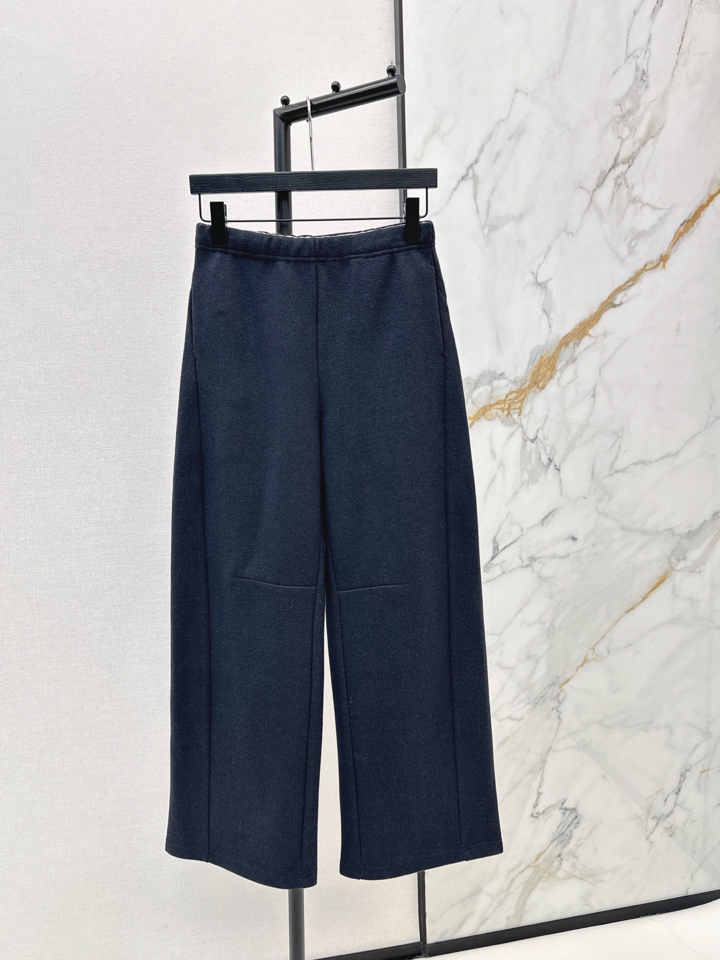 NO:605800,Row 25Ss————Latest thickened scimitar pants for autumn and winter, the lazy rules of celebrity airport show. Small scimitar pants type. Thickened wool blended fabric is more warm. Soft and glutinous, not picky about the figure. ~ Lifestyle outfit is the most attractive, casual and comfortable. Enjoy it. Three colors available for sale sml,,alexander wang19860909Row 25Ss————秋冬最新款加厚弯刀裤明星机场show慵懒法则 小弯刀裤型 加厚羊毛混纺面料更保暖 软软糯糯不挑身材 ～生活感的穿搭最耐看休闲惬意 乐此不疲 三色现货发售sml,,alexander wang,Women's clothing