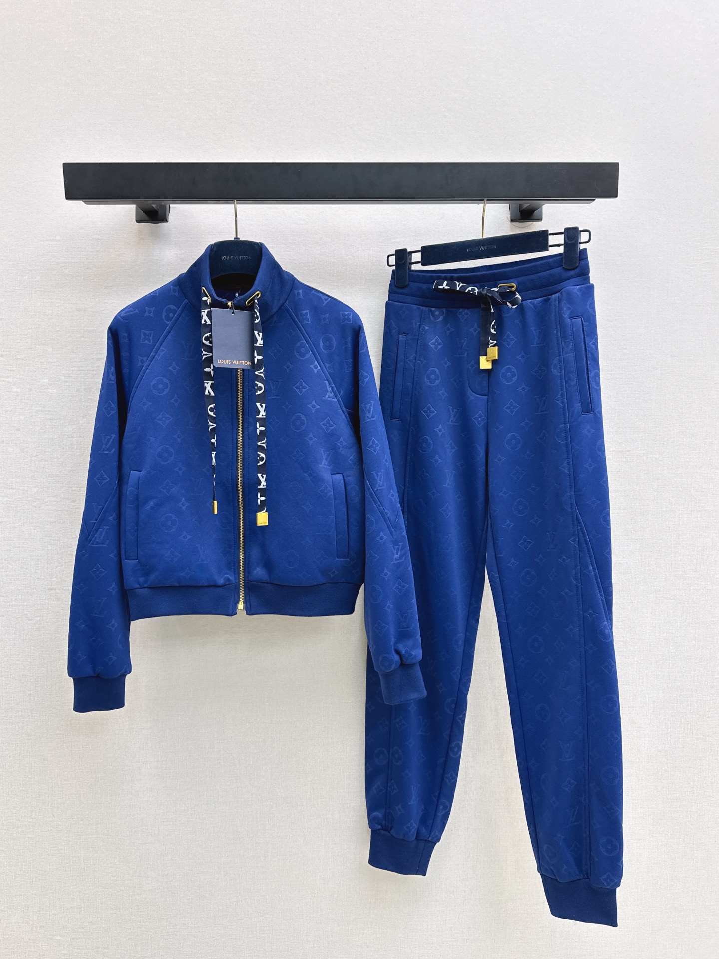 NO:605797,L's 25Ss - the latest autumn and winter casual suit with dark pattern drawstring jacket + elastic waist trousers. Customized embossed air cotton material. Warm thickness in autumn and winter. Comfortable, easy to wear, crisp and stylish. Drawstring printing with contrasting colors + all-over hood with four-leaf clover dark pattern letters. Set against each other to show personality. Two colors available in stock. SML, Louis Vuitton, jackets & coats, hats, alexander wang19860909L家 25Ss———秋冬最新款休闲套装暗纹抽绳外套+松紧腰长裤 定制压花空气棉材质 秋冬保暖厚度 舒适好穿挺括有型 抽绳印花撞色+通体满铺配合帽四叶草暗纹字母 相互映衬更显个性 一套出 两色现货发售sml,,louis vuitton,jackets & coats,hats,alexander wang,Women's clothing