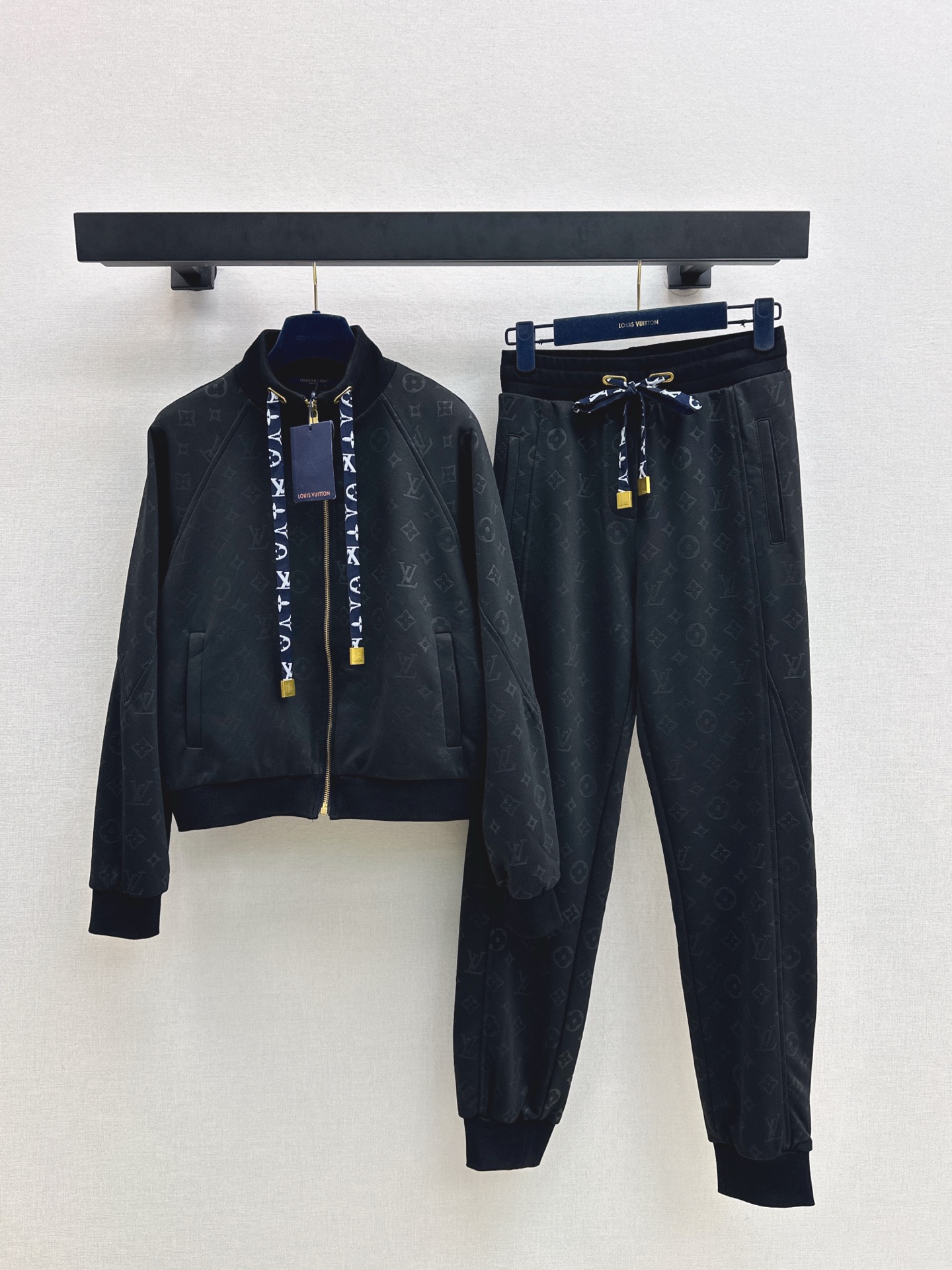 NO:605794,L's 25Ss - the latest autumn and winter casual suit with dark pattern drawstring jacket + elastic waist trousers. Customized embossed air cotton material. Warm thickness in autumn and winter. Comfortable, easy to wear, crisp and stylish. Drawstring printing with contrasting colors + all-over hood with four-leaf clover dark pattern letters. Set against each other to show personality. Two colors available in stock. SML, Louis Vuitton, jackets & coats, hats, alexander wang19860909L家 25Ss———秋冬最新款休闲套装暗纹抽绳外套+松紧腰长裤 定制压花空气棉材质 秋冬保暖厚度 舒适好穿挺括有型 抽绳印花撞色+通体满铺配合帽四叶草暗纹字母 相互映衬更显个性 一套出 两色现货发售sml,,louis vuitton,jackets & coats,hats,alexander wang,Women's clothing