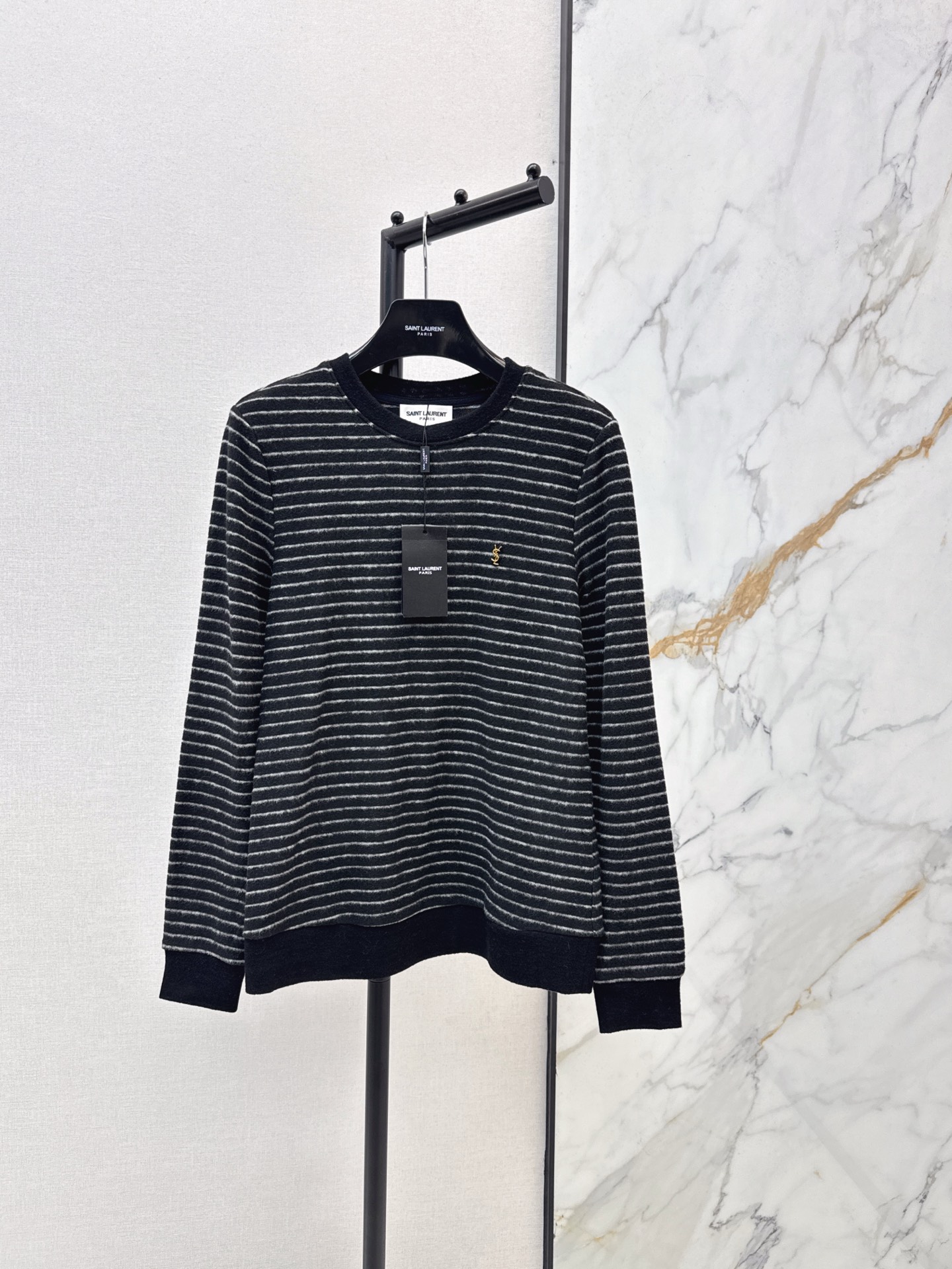 NO:605788,190SL 25Ss————The latest striped round-neck sweater in autumn and winter. It is 100% wool and has a delicate and soft texture. It is a classic age-reducing item. The shape is not flattering and looks slimming. It is a perfect item for those who are rich and beautiful. The texture is great. Two colors are available in stock. SML, loro piana, sweaters, alexander wang19860909190SL 25Ss————秋冬最新款条纹圆领毛衣百分百羊毛质感细腻软糯 经典减龄单品 版型不挑人上身巨显瘦 白富美必收的完美单品 质感超赞 两色现货发售sml,,loro piana,sweaters,alexander wang,Women's clothing