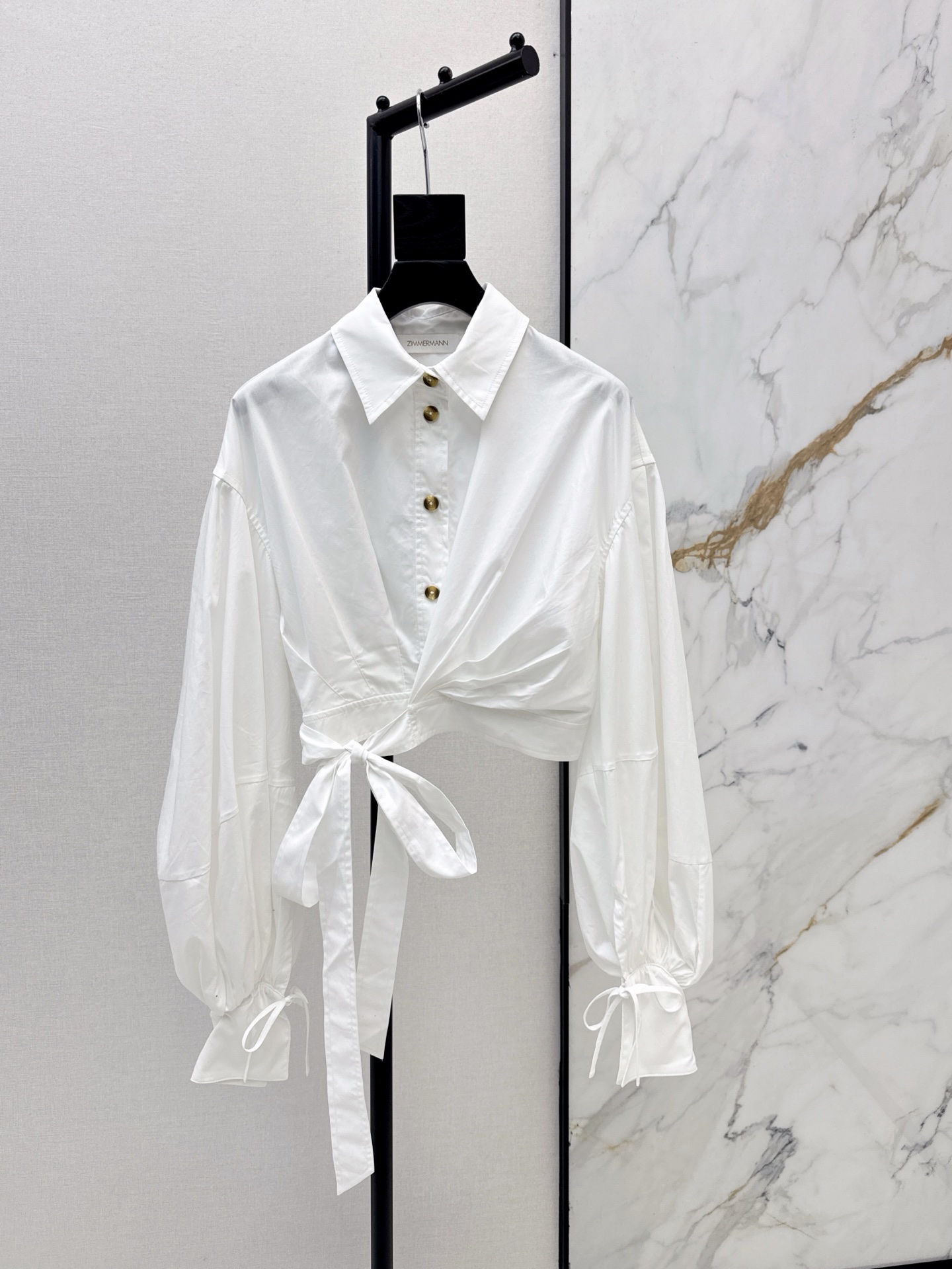 NO:605785,Exclusive first release of Zimmen-M 25Ss - the latest resort-style strappy shirt for early autumn. Elegant and fresh resort-style atmosphere. Elegant pattern, romantic and elegant white and rich beauty essential item. Poplin cotton fabric. One color ready for sale. smlxl,,shirts,alexander wang19860909独家首发 Zimmen-M 25Ss———早秋最新款度假风绑带衬衫淡雅清新的度假风气息 优雅图案浪漫优雅的白富美必备单品 府绸棉面料 一色现货发售smlxl,,shirts,alexander wang,Women's clothing