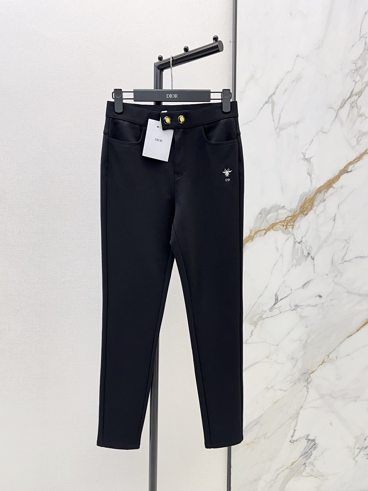 NO:605779,CD 25Ss————The latest autumn and winter bee embroidery decorated trousers are not picky about body shape requirements. The upper body is particularly good!  The style of matching is also very versatile. Exquisite and advanced customization. The texture of the textured fabric is awesome. The upper body is cool and handsome, reducing age and fashionable. One color ready for sale sml,,alexander wang19860909CD 25Ss————秋冬最新款蜜蜂刺绣装饰长裤不挑剔身形要求 上身特别赞！搭配的风格也很通吃 精致高级定制 富有肌理感的面料质感超赞 上身酷帅减龄时髦精 一色现货发售sml,,alexander wang,Women's clothing