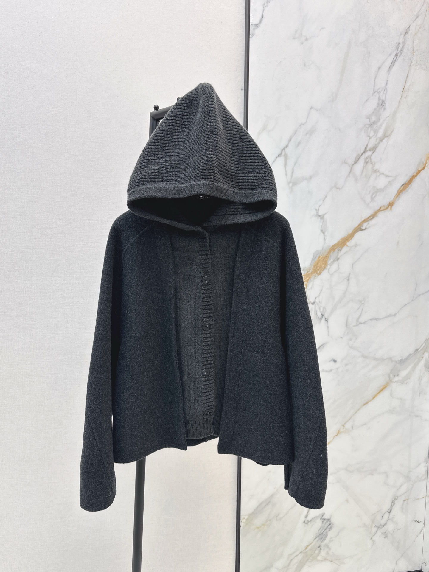 NO:605790,570L 25Ss————The latest fake two-piece color-blocked single-breasted woolen jacket for autumn and winter. Retro British style. Slightly loose fit and relaxed tailoring. More inclusive. Daily recommendation. Wool double-sided nylon fabric is comfortable, light and warm. It can enhance the three-dimensional beauty of clothing. Material with a great autumn and winter atmosphere. Classic and timeless high-end color matching. Old money is elegant and warm. Just needed for autumn and winter matching. Three colors available for sale sml, loro piana, jackets &  coats,alexander wang19860909570L 25Ss————秋冬最新款假两件拼色单排扣毛呢外套 复古英伦风气质 微宽松版型松弛有度剪裁 比较有包容性 日常推荐 羊毛双面尼面料舒适轻盈有温度 能提升服饰的立体美感 很有秋冬氛围的材质 经典不过时的高级感配色 老钱优雅温暖 秋冬搭配刚需 三色现货发售sml,,loro piana,jackets & coats,alexander wang,Women's clothing