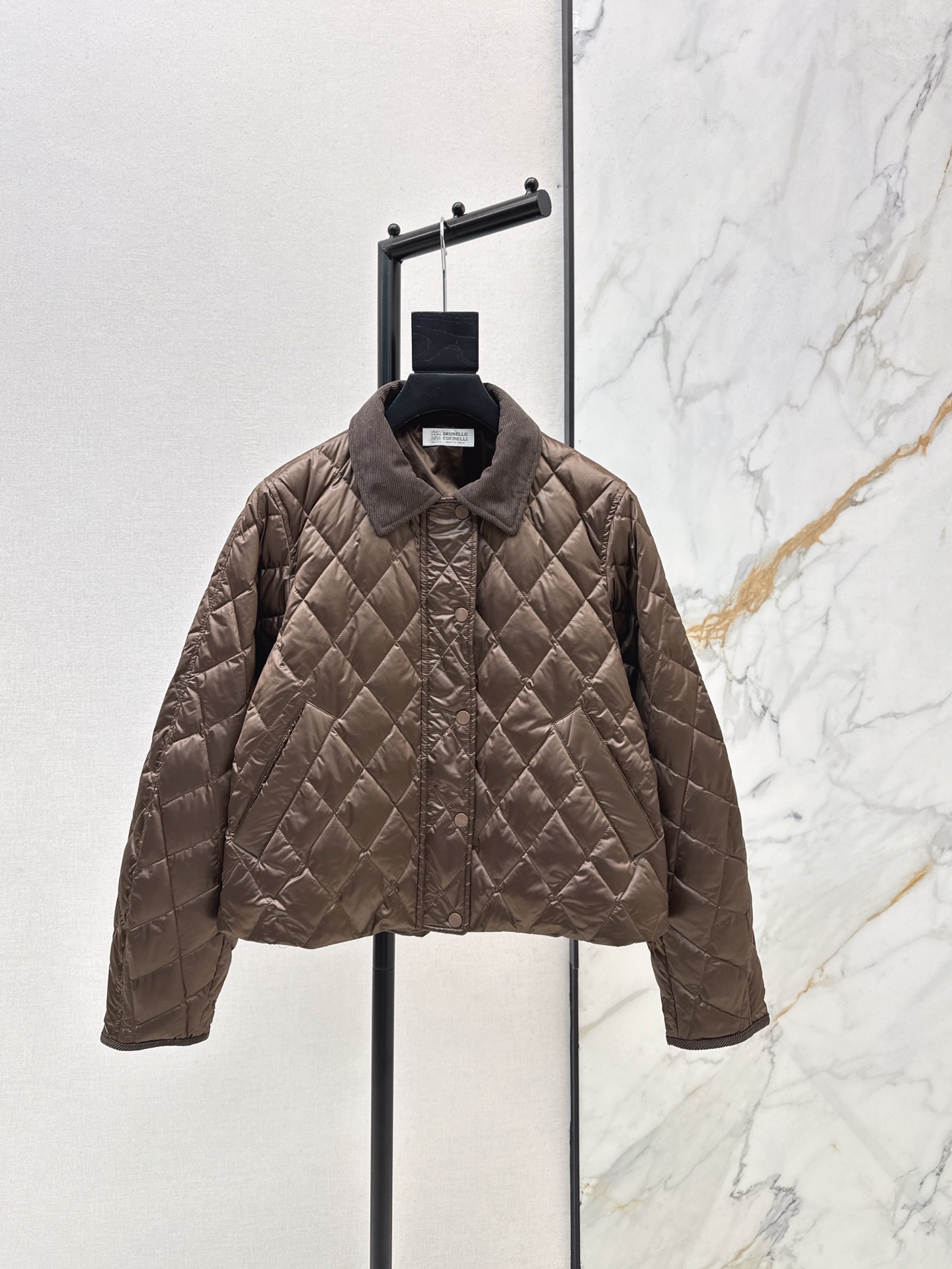 NO:605784,Recommended model with dust bag Bc 25Ss————The latest diamond pattern down jacket for autumn and winter, warm and fashionable item. H-shaped cut with concave corduroy lapels. Practical and not fussy. The overall style is simple, fashionable and warm. White duck down filling gives you a light and fluffy texture. Available in three colors. sml,, jackets & coats, down jacket, alexander wang19860909配防尘袋爆单款推荐 Bc 25Ss————秋冬最新款菱格纹羽绒外套保暖时髦单品 H版型剪裁搭配灯芯绒翻领凹造型 实穿不挑人 整体简约大气时髦保暖 白鸭绒填充 拿到手轻盈又蓬松的质感 三色现货发售sml,,jackets & coats,down jacket,alexander wang,Women's clothing