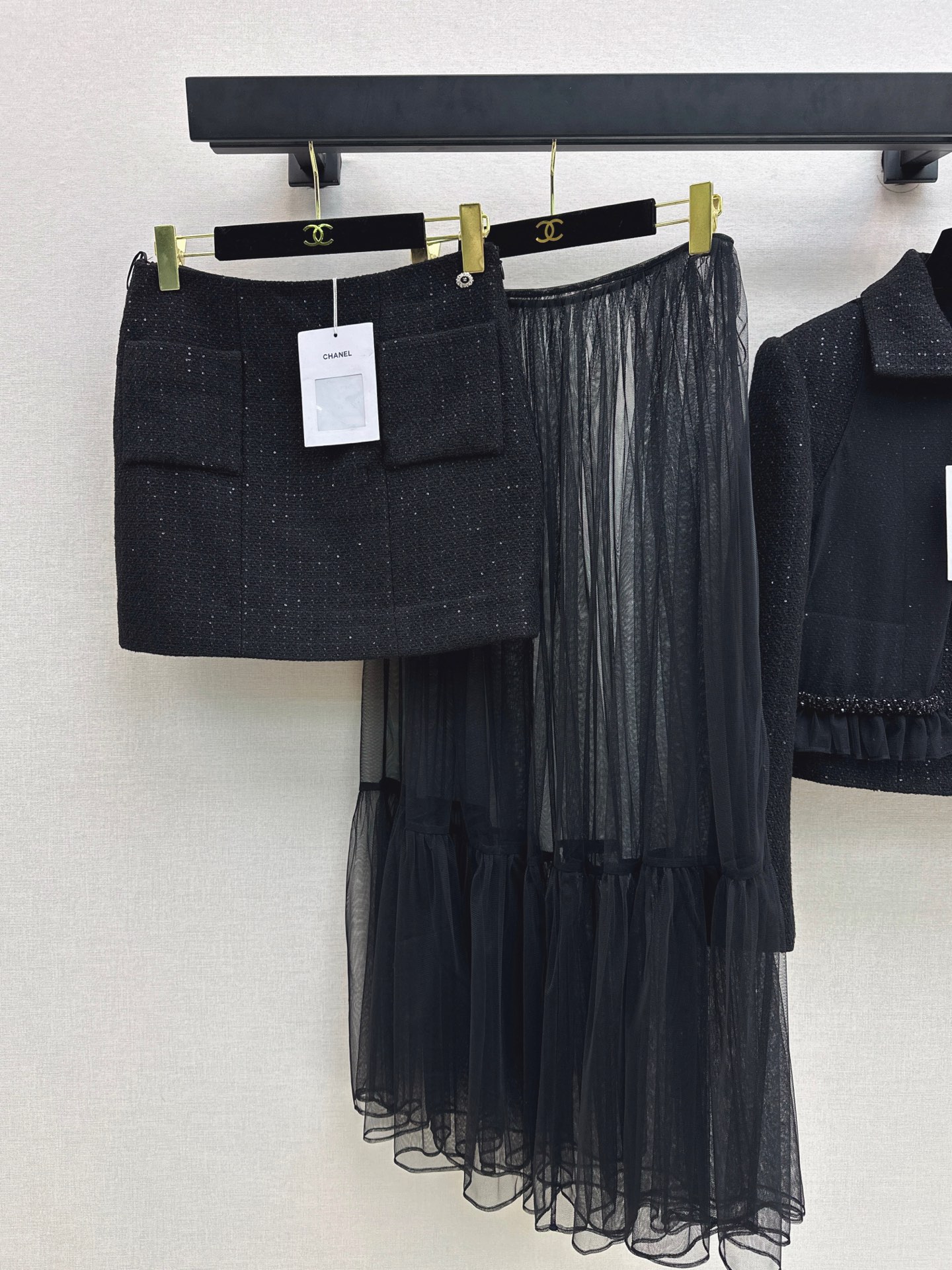 NO:605772,Xin Zhilei's same style, C's 25Ss - the latest two-piece set of small fragrant woven skirt + mesh long skirt in autumn and winter. The beautiful high-grade sequined woven fabric is super beautiful in real life. The three-dimensional texture is full of exquisiteness. The upper body has a noble temperament. The customized 3D three-dimensional tailoring version is very slim. It is easy to wear and looks better. French socialite style is elegant and high-end. A must-have for rich families. It also looks good when paired separately.  One color spot sale sml,,chanel,skirts,alexander wang19860909辛芷蕾同款 C家 25Ss———秋冬最新款小香风编织半裙+网纱长裙两件套 绝美高级亮片编织面料实物超美 立体肌理感精致感满满 上身自带一种高贵气质 定制3D立体剪裁版型巨显瘦 实穿度高颜值也更高 法式名媛风优雅又高级 富家千金必备 分开来搭配也好看 一色现货发售sml,,chanel,skirts,alexander wang,Women's clothing