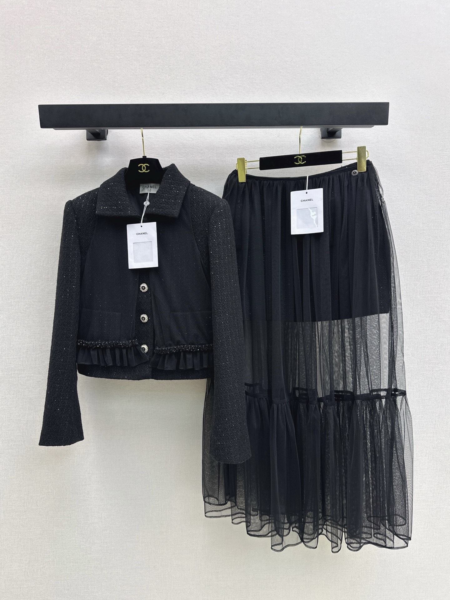 NO:605770,Xin Zhilei's same style, C's 25Ss - the latest two-piece set of small fragrant braided lapel jacket + sleeveless mesh top in autumn and winter. The beautiful high-grade sequined woven fabric is super beautiful in real life. The three-dimensional texture is full of exquisiteness. The upper body has a noble temperament. The customized 3D three-dimensional tailoring version is very slim. It is easy to wear and looks better. French socialite style is elegant and high-end. A must-have for rich families. It also looks good when paired separately.  One color ready for sale sml,,chanel,jackets & coats,alexander wang19860909辛芷蕾同款 C家 25Ss———秋冬最新款小香风编织翻领外套+无袖网纱上衣两件套 绝美高级亮片编织面料实物超美 立体肌理感精致感满满 上身自带一种高贵气质 定制3D立体剪裁版型巨显瘦 实穿度高颜值也更高 法式名媛风优雅又高级 富家千金必备 分开来搭配也好看 一色现货发售sml,,chanel,jackets & coats,alexander wang,Women's clothing