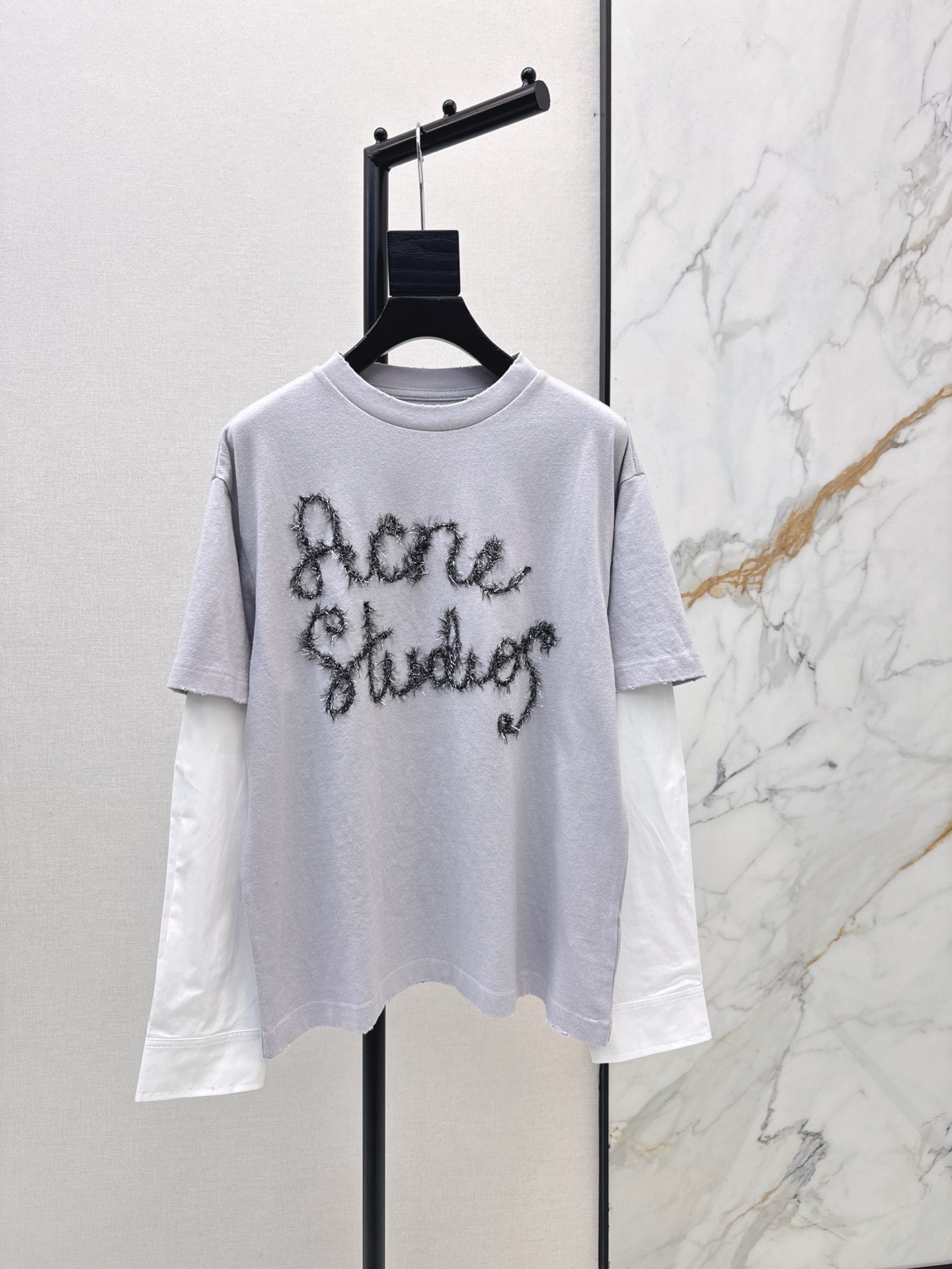 NO:606230,Acn～E 25Ss————The latest fake two-piece contrasting color cotton long-sleeved tops in autumn and winter, customized with breathable and comfortable cotton material and full texture. The fake two-piece long-sleeved T-shirts are stacked and cut. The inside and outside of the body are arranged in contrasting colors to show the fashion sense of superimposed long and short sleeves. The letter logo on the chest is completed with black silver yarn crocheted embroidery. It is very eye-catching. One color is available for sale sml, T-shirt, tees, t-shirt, alexander wang19860909Acn～E 25Ss————秋冬最新款假两件撞色全棉长袖上衣定制全棉材质透气舒适 质感十足 假两件T恤长袖叠穿裁剪 大身里外利用颜色对比排列 呈现出长短袖叠加的时尚感 胸口字母徽标以黑色银丝纱线钩织刺绣完成 十足亮眼 一色现货发售sml,,T-shirt,tees，t-shirt,alexander wang,Women's clothing