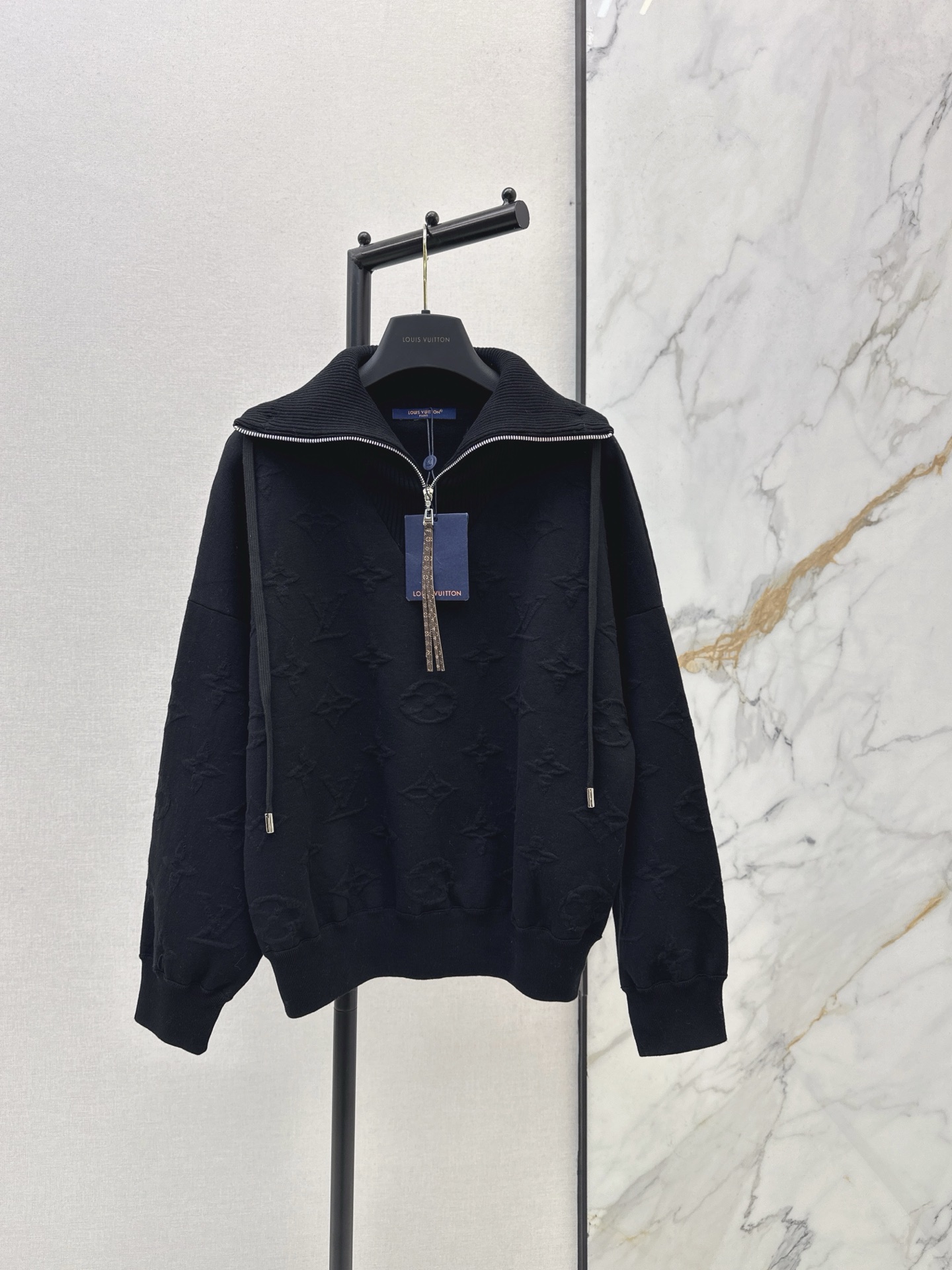 NO:606224,Popular recommendation: L Family 25Ss - the latest autumn and winter ski series logo three-dimensional woven pattern casual sweater, fashionable and high-end, sporty atmosphere, classic wide version, fashionable and advanced, white and rich beauty must buy, not picky about the upper body, slimming, highly recommended single product, one color ready for sale sml,, louis vuitton, sweaters, alexander wang19860909爆单推荐 L家 25Ss————秋冬最新款滑雪系列logo立体提织图案休闲毛衣 时髦高级感 运动气息经典宽版版型时髦又高级 白富美必入 不挑人上身巨显瘦 强烈推荐单品 一色现货发售sml,,louis vuitton,sweaters,alexander wang,Women's clothing