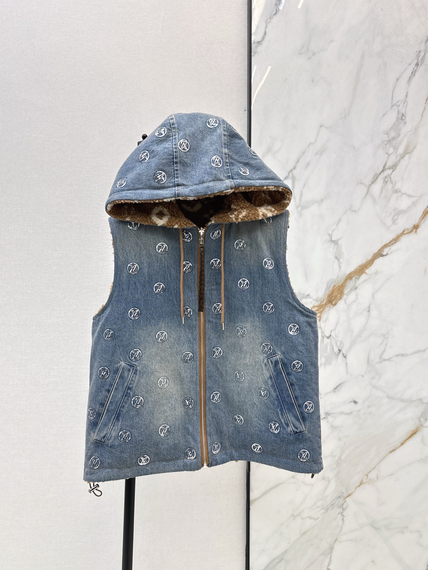 NO:606222,Reversible L Home 25Ss————Latest autumn and winter ski series gold coin sequined denim series MONOGRAM all-over embroidered logo denim hooded vest jacket Teddy velvet jacquard logo reversible design Classic version fashionable and advanced Heavy industry full positioning embroidery on the front and back Original customized enzyme retro washed denim denim fabric Versatile and not flattering The upper body is hugely slim One color ready for sale sml, louis vuitton, jackets &  coats,hats,alexander wang19860909双面可穿 L家 25Ss————秋冬最新款滑雪系列金币珠片丹尼牛仔系列MONOGRAM满幅刺绣logo牛仔连帽马甲外套泰迪绒提花logo两面可穿设计 经典版型时髦又高级 重工前后全定位刺绣 原版定制酵素复古洗水丹宁牛仔面料 百搭不挑人上身巨显瘦 一色现货发售sml,,louis vuitton,jackets & coats,hats,alexander wang,Women's clothing