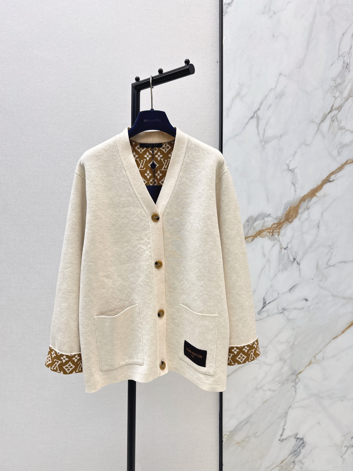 NO:606264,The same style for men and women. Popular recommendation. Ljia 25Ss————The latest autumn and winter style V-neck knitted cardigan with presbyopic flower logo inside is fashionable and high-end. It has a sporty atmosphere and a classic wide version. It is fashionable and high-end. It is a must-have for white, rich and beautiful women. It does not pick out the upper body and looks slim. Highly recommended items. One color ready for sale sml, louis vuitton, alexander wang19860909男女同款 爆单推荐 L家 25Ss————秋冬最新款内里老花logoV领针织开衫时髦高级感 运动气息经典宽版版型时髦又高级 白富美必入 不挑人上身巨显瘦 强烈推荐单品 一色现货发售sml,,louis vuitton,alexander wang,Women's clothing