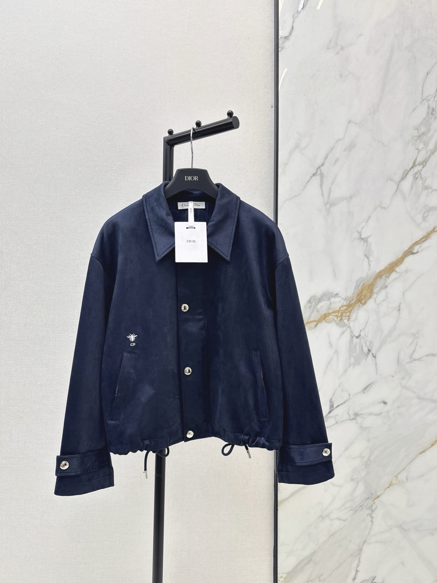 NO:606261,CD 25Ss————The latest bee embroidered drawstring short loose jacket in autumn and winter is classic and elegant. The upper body is casual and lazy. Effortless dressing style. Easily get the fashionable feeling. The loose silhouette is the least picky. Two colors are available in stock. sml,,jackets & coats,alexander wang19860909CD 25Ss————秋冬最新款蜜蜂刺绣抽绳短款宽松外套经典大气 上身随性慵懒 不费力的穿搭风格 时髦感轻松Get 宽松廓形最不挑人 两色现货发售sml,,jackets & coats,alexander wang,Women's clothing