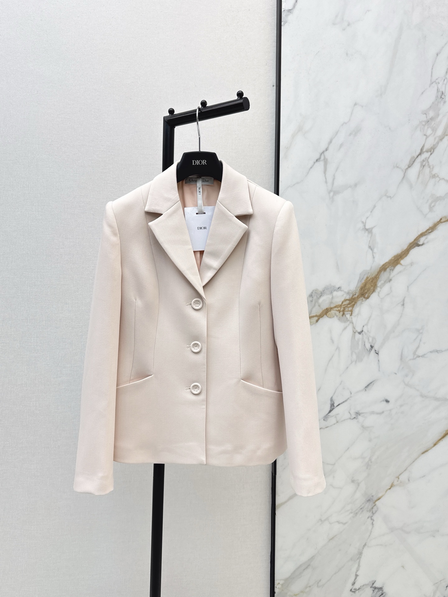 NO:606260,CD 25Ss————The latest autumn and winter lapel waisted suit jacket. Imported rayon material. High-grade texture and luster. Sleek and stylish. Straight-shoulder suit style. The coat's gun lapel collar is matched with the three-dimensional silhouette of the waist to form a sense of layering. The temperament is high-end. A jacket that is OK for daily commuting. The color is youthful and youthful. One color ready for sale smlxl,,jackets & coats,business suit,alexander wang19860909CD 25Ss————秋冬最新款翻领收腰西装外套 进口人棉材质 质感光泽高级 垂顺有型 正肩廓形西装版型 外套枪驳领搭配腰身立体裁剪的轮廓走线 形成层次感 气质高级 一款日常通勤都OK的外套 颜色减龄青春 一色现货发售smlxl,,jackets & coats,business suit,alexander wang,Women's clothing