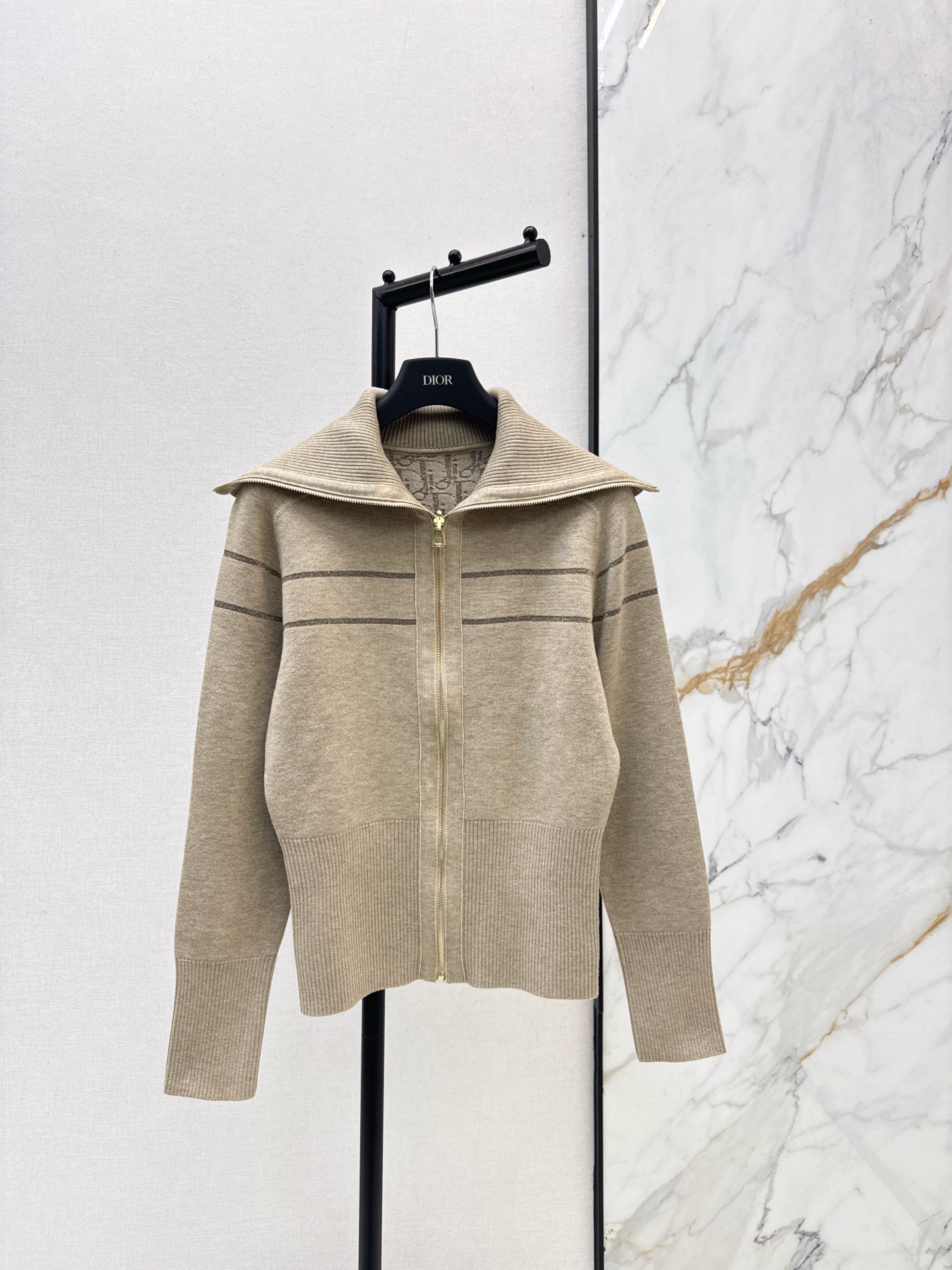 NO:606258,CD 26Ss, the latest custom-ordered item - the latest Oblique high-end presbyopic logo zipper jacket in early spring, double-sided, double-woven with letters on the back, luxurious and handsome, large lapel with small waist design and tailoring, fashionable and high-end, must-have white and rich beauty, classic version, not flattering on the upper body, slimming, Swiss machine embroidery sewing plate technology, imported wool yarn double-sided jacquard fabric, one color ready for sale sml,, jackets & coats, alexander wang19860909客定爆款 CD 26Ss————早春最新款Oblique高级老花logo拉链外套双面可穿哦 后背字母提花双织工艺奢华帅气 大翻领搭配小蛮腰设计剪裁 时髦又高级 白富美必入 经典版型不挑人上身巨显瘦 瑞士机刺绣缝盘工艺 进口羊毛纱线双面提花面料 一色现货发售sml,,jackets & coats,alexander wang,Women's clothing