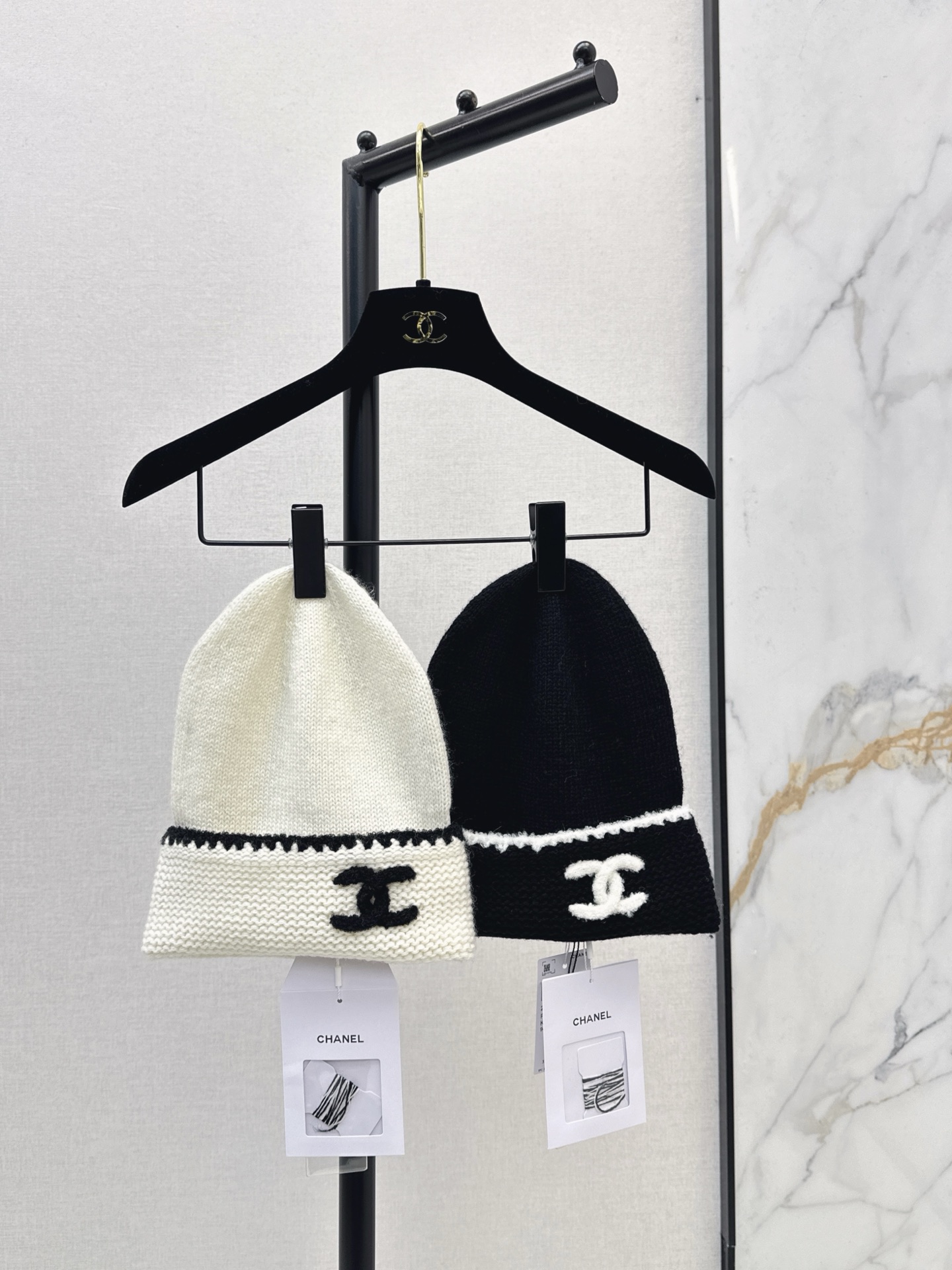 NO:606217,C Home 25Ss————The latest double C logo cashmere knitted cold hat for autumn and winter. Customized cashmere material. Skin-friendly, soft, warm and comfortable. Plain knitted beanie style. Contrast color wrapping at the edge of the folded brim. Matched with dense flat-knit crochet design. The texture is more versatile and durable. Classic black and white color, versatile and fashionable, a must-have item for a warm atmosphere in autumn and winter. One size fits all,,chanel,hats,alexander wang19860909C家 25Ss————秋冬最新款双C徽标羊绒针织冷帽定制羊绒材质 亲肤柔软保暖舒适 素色净版针织毛线帽版型 翻折帽檐边缘撞色包边处理 搭配密实平针钩织设计 纹理更百搭耐看 黑白经典色系,百搭时尚,秋冬温暖氛围感必备单品 两色均码,,chanel,hats,alexander wang,Women's clothing