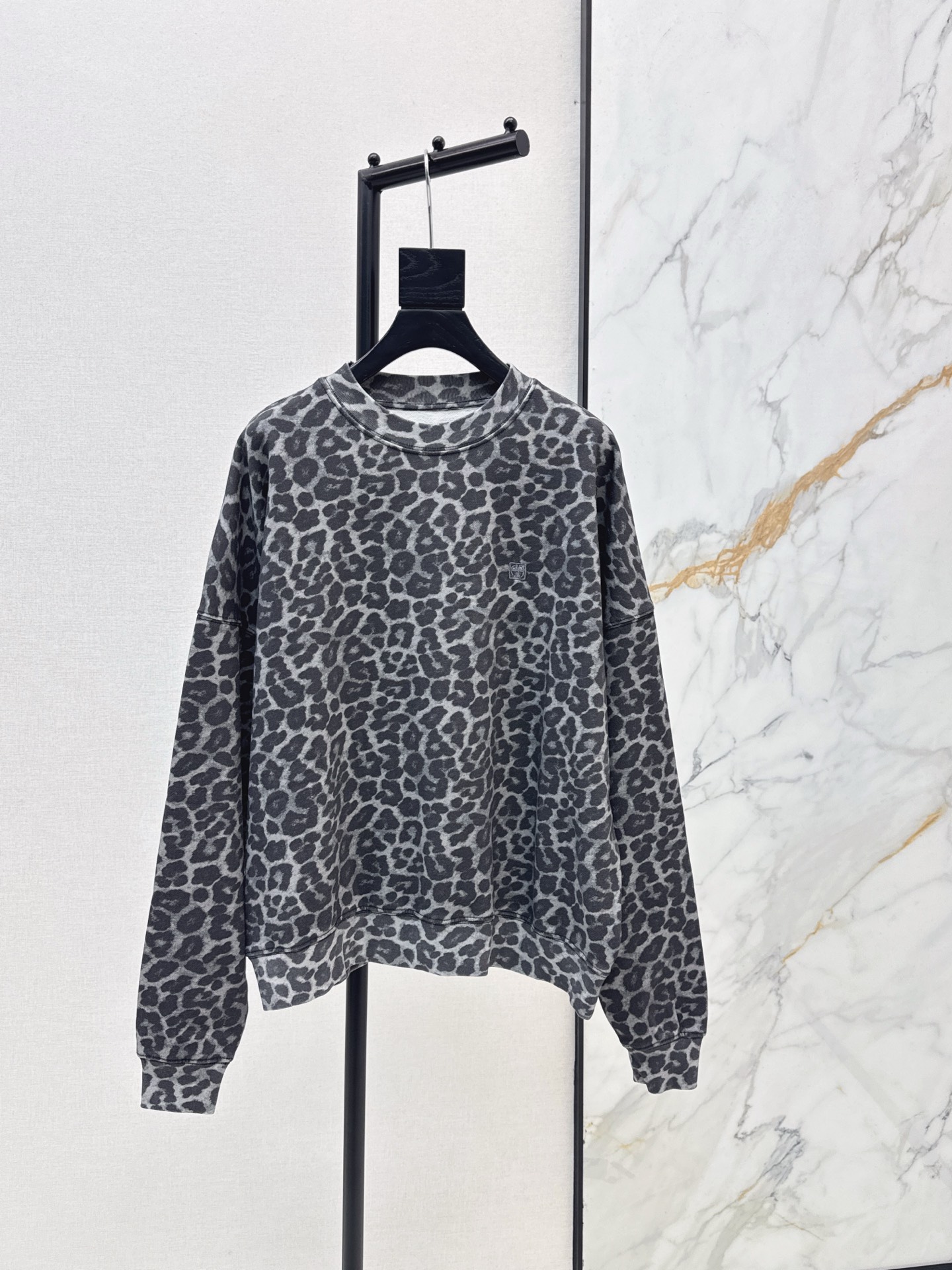 NO:606235,Tlom 25Ss————The latest leopard print round neck sweatshirt in autumn and winter. The charm of the classic style is clear at a glance. The fit is super good and comfortable and breathable on the upper body. It does not limit the body shape at all. It is versatile and slim. It can be worn with jeans effortlessly to show the aura of a blogger. It has a timeless classic charm. Available in stock in one color sml, hoodie, sweatshirts, jeans, alexander wang19860909Tlom 25Ss————秋冬最新款豹纹印花圆领卫衣经典款的魅力一览无余 版型超好上身都舒服透气 完全不限制身材胖瘦皆宜 百搭显瘦 搭配牛仔裤都能毫不费力的穿出博主气场 不过时的经典魅力 一色现货发售sml,,hoodie,sweatshirts,jeans,alexander wang,Women's clothing