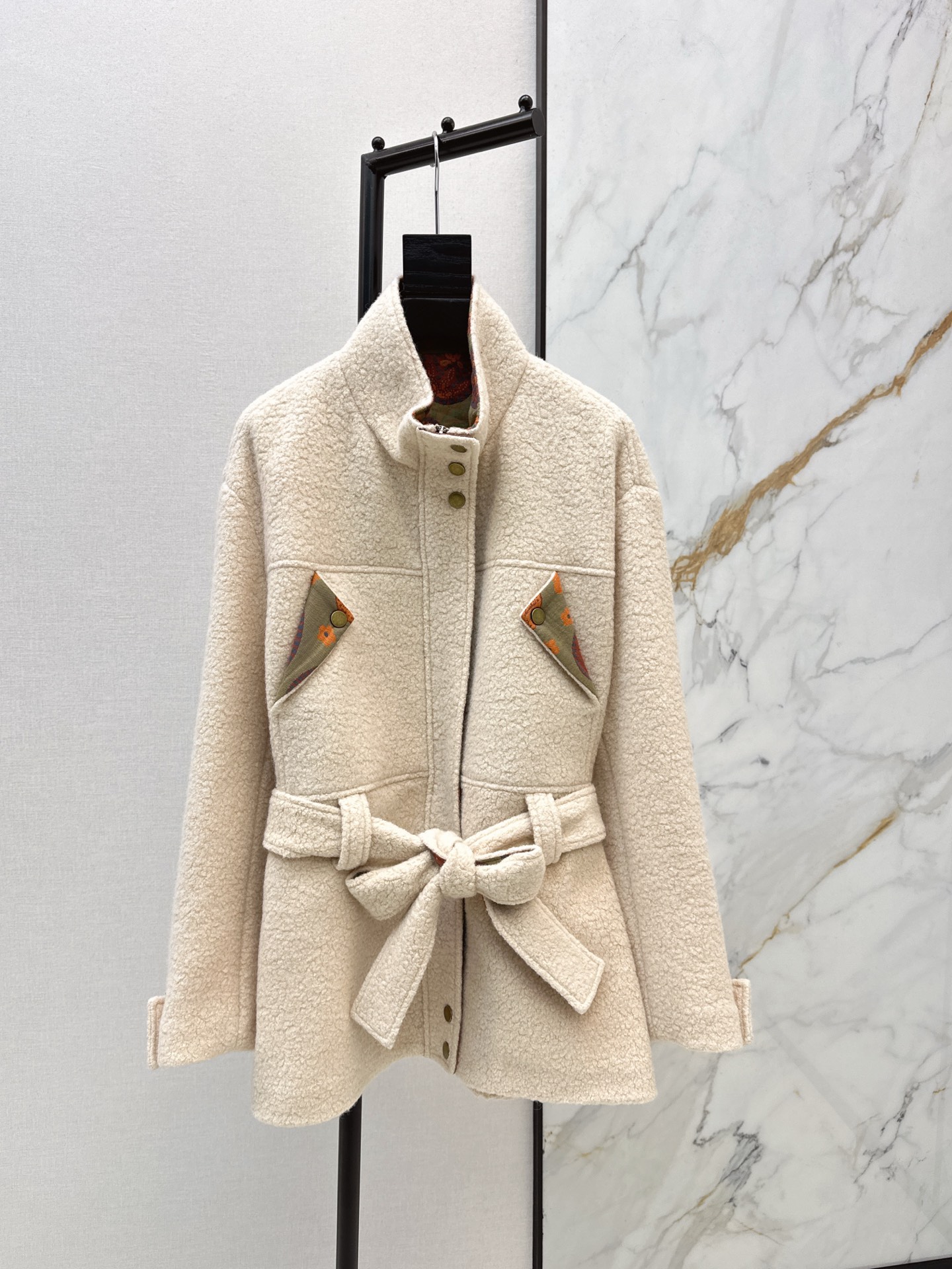 NO:606225,Heavy wool jacket with dust bag RL 25Ss - the latest wool jacket with retro splicing design in autumn and winter. Classic and elegant tailoring. The stand-up collar silhouette is heroic and fashionable. It is really too high-end. The three-dimensional tailoring style makes anyone look slimmer. Calm and elegant. It can be worn for commuting and leisure. It uses imported wool blended fabrics. The surface has a texture. Cashew flower print splicing. Two colors are available in stock. sml 0,,jackets & coats,alexander wang19860909配防尘袋重磅羊毛外套 RL 25Ss————秋冬最新款复古拼接设计羊毛外套 经典大气的剪裁 立领廓形英气时髦感 真的太高级了 立体剪裁版型 谁穿谁显瘦 沉稳大气 通勤休闲都能穿 采用进口的羊毛混纺面料 表面带有肌理感 腰果花印花拼接 两色现货发售sml 0,,jackets & coats,alexander wang,Women's clothing