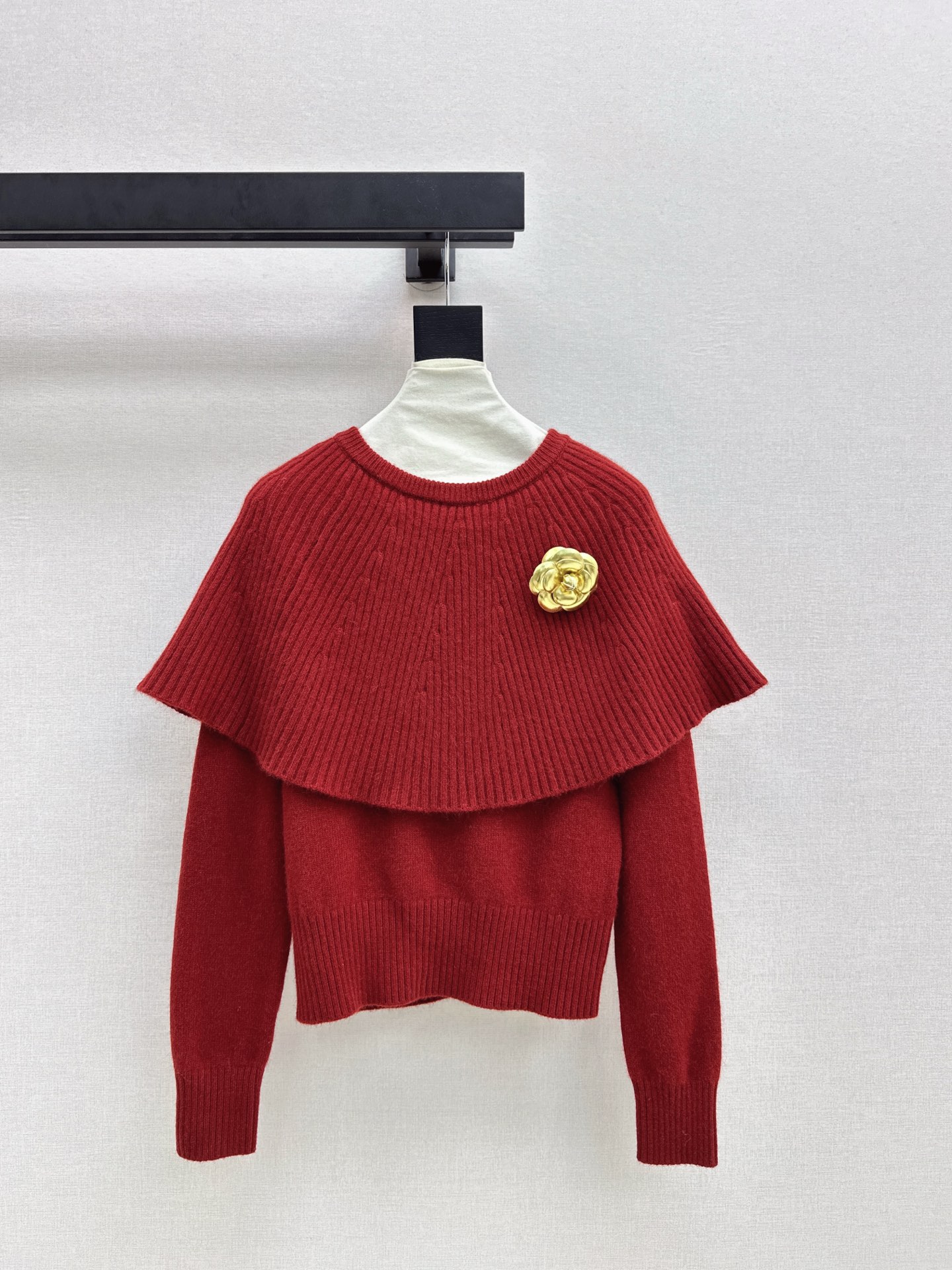 NO:606213,C Home 25Ss————The latest round neck knitted cape fake two-piece sweater in autumn and winter is woven with custom wool yarn. The texture is high-end, comfortable and soft. Dense knitting with hanging shoulder details. Wear it like a shawl and have a relaxed and luxurious look. Three-dimensional flower decoration on the chest. Loose silhouette. Simple and versatile for daily use in autumn and winter. Fashionable and foreign style. Three colors available for sale sml,,chanel,sweaters,shawls,alexander wang19860909C家 25Ss————秋冬最新款圆领针织斗篷假两件毛衣定制羊毛纱线织造 质感高级舒适柔软 密实针织搭配垂坠落肩细节 穿出披肩般的松弛华贵 胸前立体花朵装饰 宽松廓形版型 秋冬日常简约百搭 时髦洋气 三色现货发售sml,,chanel,sweaters,shawls,alexander wang,Women's clothing