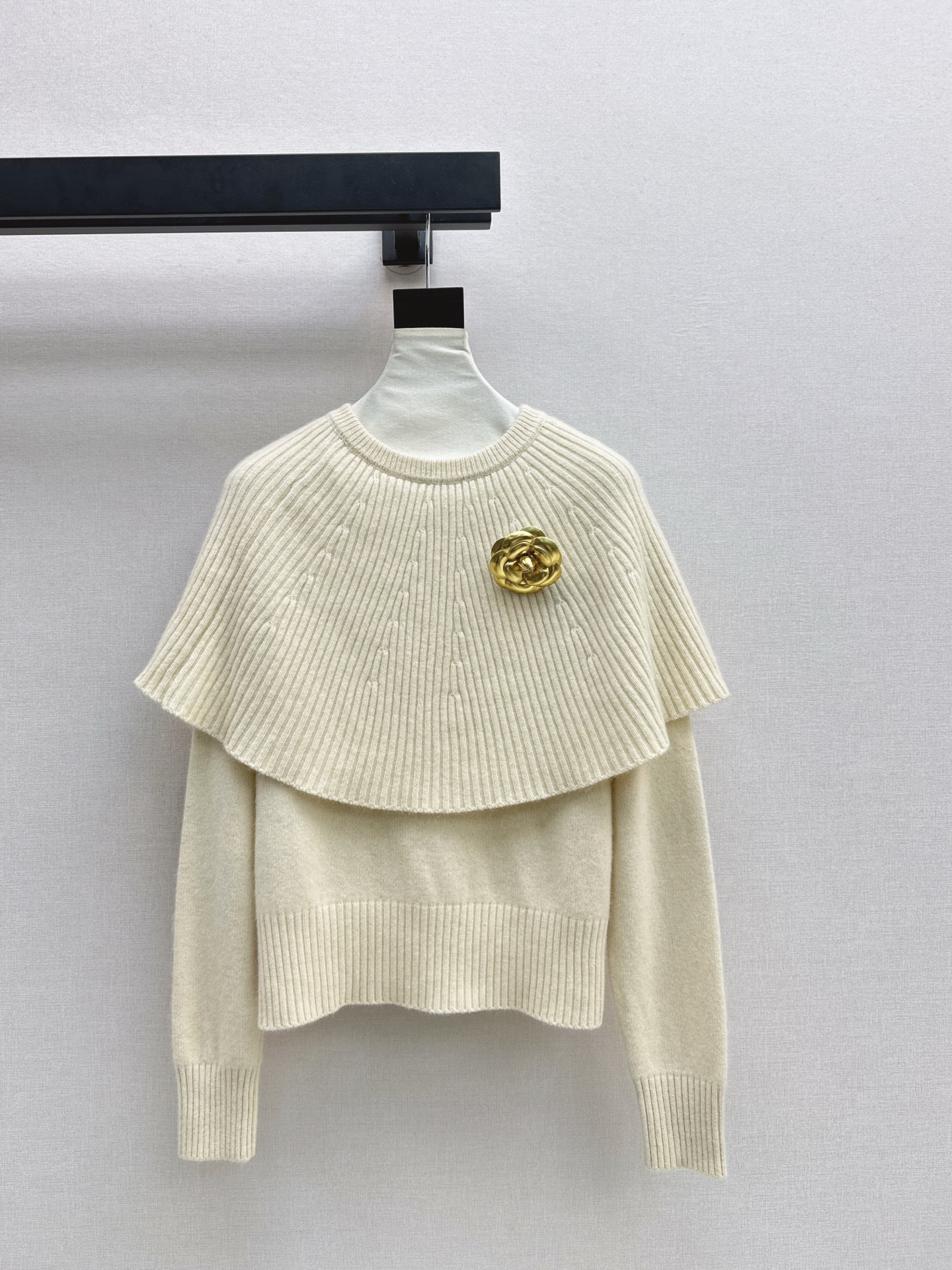 NO:606211,C Home 25Ss————The latest round neck knitted cape fake two-piece sweater in autumn and winter is made of custom-made wool yarn. The texture is high-end, comfortable and soft. Dense knitting with hanging shoulder details. It looks relaxed and luxurious like a shawl. Three-dimensional flower decoration on the chest. Loose silhouette. Simple and versatile for daily use in autumn and winter. Fashionable and foreign style. Three colors available for sale sml 0,,chanel,sweaters,shawls,alexander wang19860909C家 25Ss————秋冬最新款圆领针织斗篷假两件毛衣定制羊毛纱线织造 质感高级舒适柔软 密实针织搭配垂坠落肩细节 穿出披肩般的松弛华贵 胸前立体花朵装饰 宽松廓形版型 秋冬日常简约百搭 时髦洋气 三色现货发售sml 0,,chanel,sweaters,shawls,alexander wang,Women's clothing