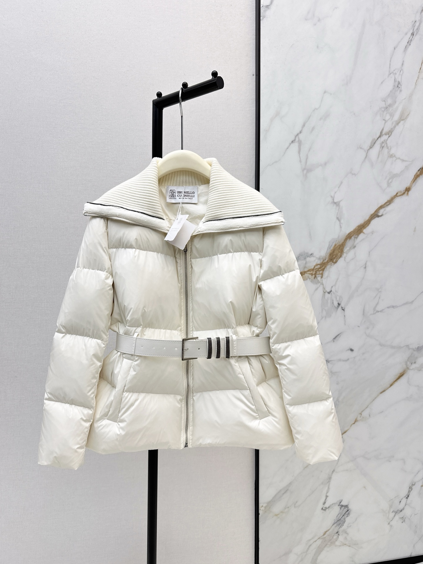 NO:606205,Comes with a dust bag for old-money style wear Bc 25Ss————The latest style of autumn and winter bread down jacket with waisted design, national standard imported 90 white goose down, classic warm and versatile, Italian elegant and high-end sense, casual and grand, the version is not picky and the upper body is super slim. Two colors are available for sale sml,,jackets & coats,down jacket,alexander wang19860909配防尘袋老钱风穿搭 Bc 25Ss————秋冬最新款收腰设计面包羽绒服外套国标进口90白鹅绒经典保暖又百搭 意式优雅的高级感随性又大气 版型不挑人上身超显瘦 两色现货发售sml,,jackets & coats,down jacket,alexander wang,Women's clothing