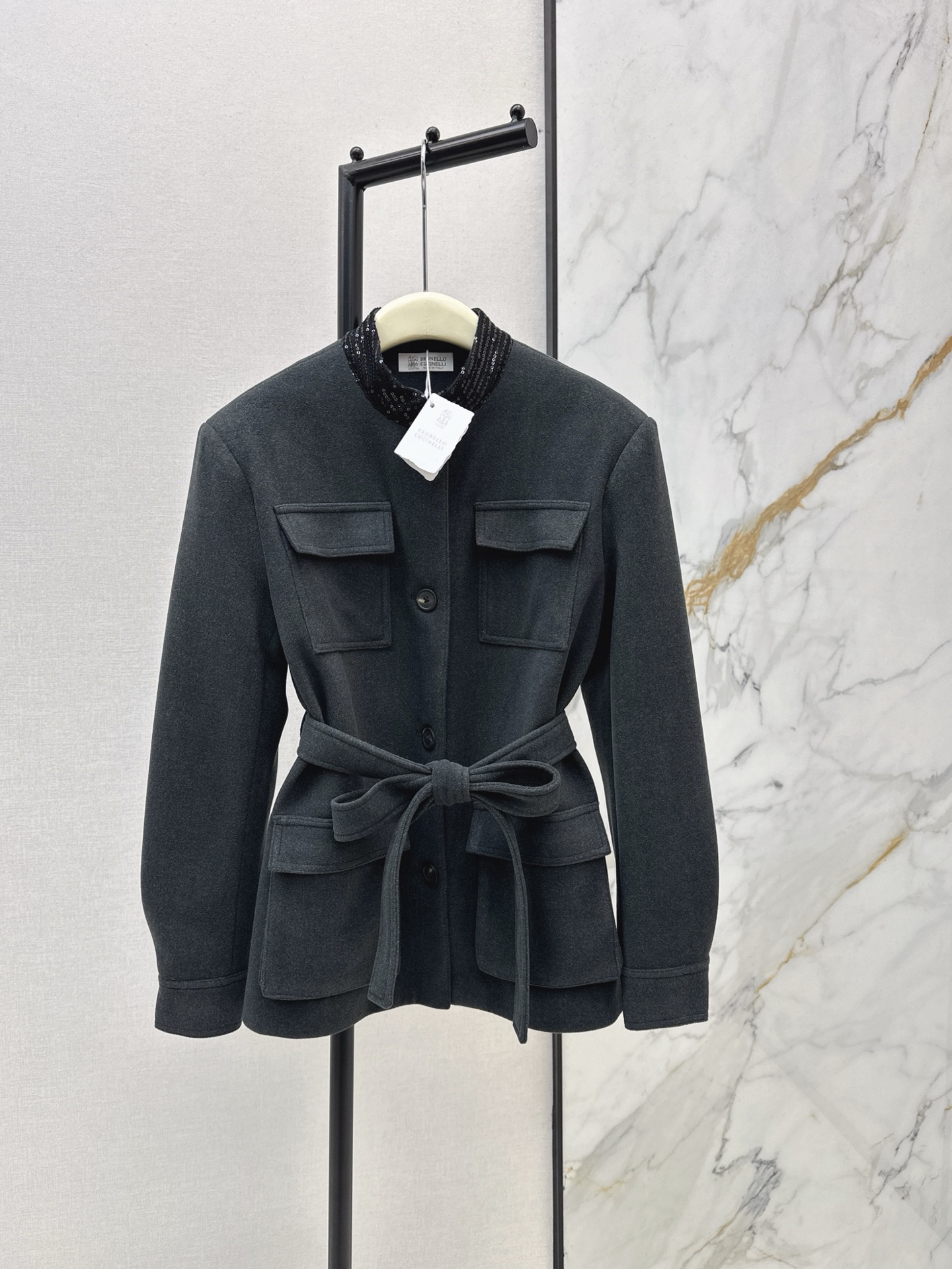 NO:606203,Exclusive model ~ Bc 25Ss————The latest high-end minimalist style sequined stand-collar splicing wool jacket layering artifact for autumn and winter. Handsome four-pocket decoration. Elegant and intellectual temperament. The texture of imported woolen nylon is quite wide and stylish. The casual version has a capable temperament. It is versatile and fashionable. The upper body looks thin and tall. It interprets high-end Italian elegance. One color ready for sale sml,,jackets & coats,alexander wang19860909独家款～ Bc 25Ss————秋冬最新款高级极简风亮片立领拼接羊毛外套叠搭神器 帅气四口袋装饰 优雅知性气质 进口羊毛尼质感挺阔有型 不挑人版型气质干练 百搭时髦上身显瘦又高挑 演绎高级意式优雅 一色现货发售sml,,jackets & coats,alexander wang,Women's clothing