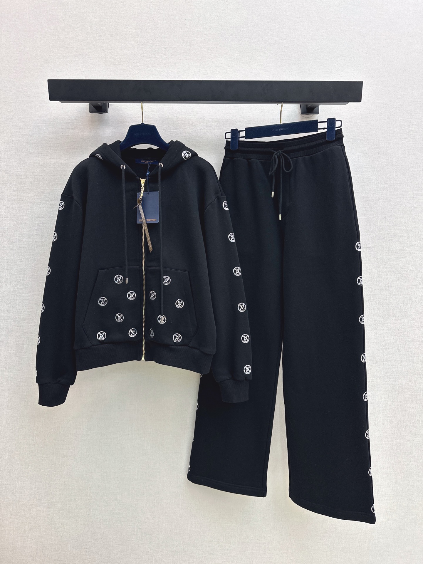 NO:607211,Jacket and trousers L Home 25Ss - the latest autumn and winter casual suit hooded sequined logo jacket + elastic waist trousers. Customized cotton material. It is warm and thick in autumn and winter. Comfortable and easy to wear. Stiff and stylish. The brand logo outlined with large sequins on the back is more personalized. It echoes the symmetrical large-capacity jacquard pockets. The sequined letter logo on the side leg highlights the brand positioning and enhances the texture. It adds fashionable charm to the overall look. The inner brushed short velvet is a must-have for autumn and winter. It is developed in two colors.  Ready for sale sml,,louis vuitton,jackets & coats,hats,alexander wang19860909外套裤L家 25Ss————秋冬最新款休闲套装连帽亮片徽标外套+松紧腰长裤 定制全棉材质 秋冬保暖厚度舒适好穿 挺括有型 后背大面积亮片勾勒的的品牌徽标更显个性 与对称大容量插兜提花呼应 侧腿亮片字母徽标彰显品牌定位 提升质感 为整体造型增添了时尚魅力 内里磨毛短绒 秋冬必备 两色分开发 现货发售sml,,louis vuitton,jackets & coats,hats,alexander wang,Women's clothing