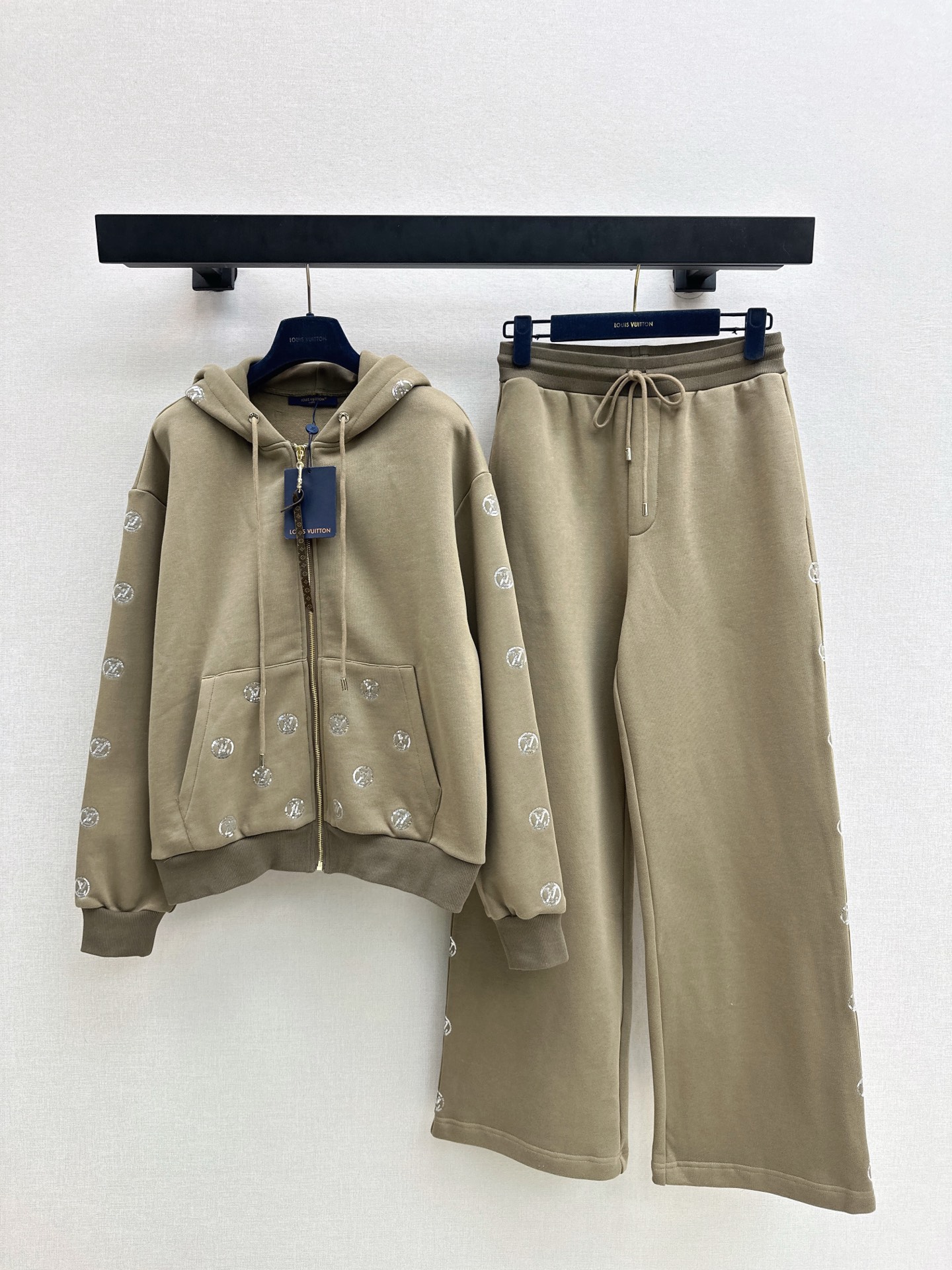 NO:607205,Jacket and trousers L Home 25Ss - the latest autumn and winter casual suit hooded sequined logo jacket + elastic waist trousers. Customized cotton material. It is warm and thick in autumn and winter. Comfortable and easy to wear. Stiff and stylish. The brand logo outlined with large sequins on the back is more personalized. It echoes the symmetrical large-capacity jacquard pockets. The sequined letter logo on the side leg highlights the brand positioning and enhances the texture. It adds fashionable charm to the overall look. The inner brushed short velvet is a must-have for autumn and winter. It is developed in two colors.  Ready for sale sml,,louis vuitton,jackets & coats,hats,alexander wang19860909外套裤L家 25Ss————秋冬最新款休闲套装连帽亮片徽标外套+松紧腰长裤 定制全棉材质 秋冬保暖厚度舒适好穿 挺括有型 后背大面积亮片勾勒的的品牌徽标更显个性 与对称大容量插兜提花呼应 侧腿亮片字母徽标彰显品牌定位 提升质感 为整体造型增添了时尚魅力 内里磨毛短绒 秋冬必备 两色分开发 现货发售sml,,louis vuitton,jackets & coats,hats,alexander wang,Women's clothing