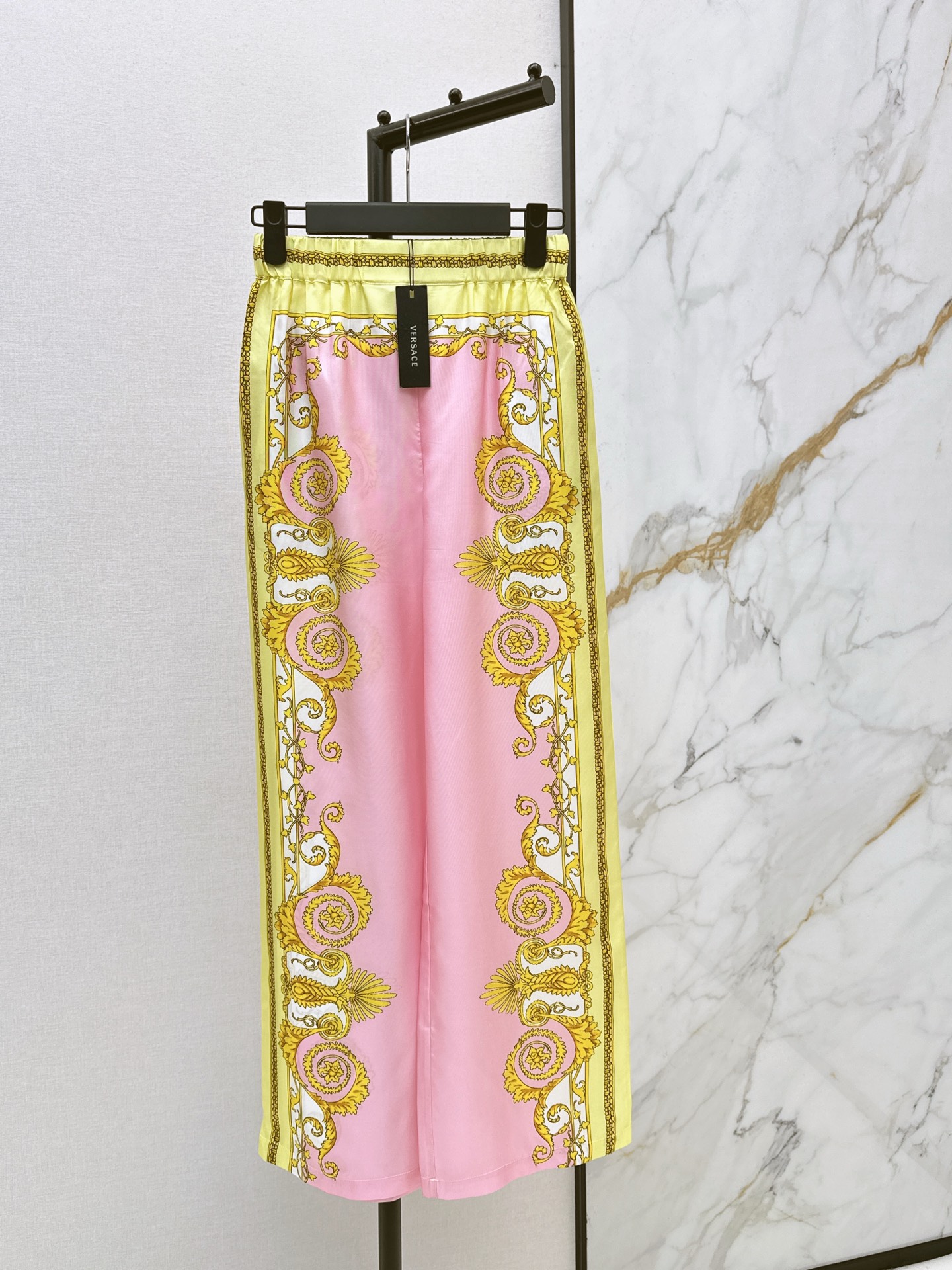 NO:607221,Mediterranean resort style Ver 26Ss——Early spring’s latest baroque positioning printed silk straight pants, 100% silk twill fabric, original positioning printing pattern, classic straight version is not attractive, retro fashionable and high-end single product, the upper body is super slim, a must-have artifact for white and rich women, two colors are available for sale smlxl,,real silk,alexander wang19860909地中海度假风 Ver 26Ss————早春最新款巴洛克定位印花真丝直筒裤百分百真丝斜纹绸面料 原版定位印花图案 经典直筒版型不挑人 复古时髦又高级的单品 上身超显瘦 白富美必入神器 两色现货发售smlxl,,real silk,alexander wang,Women's clothing