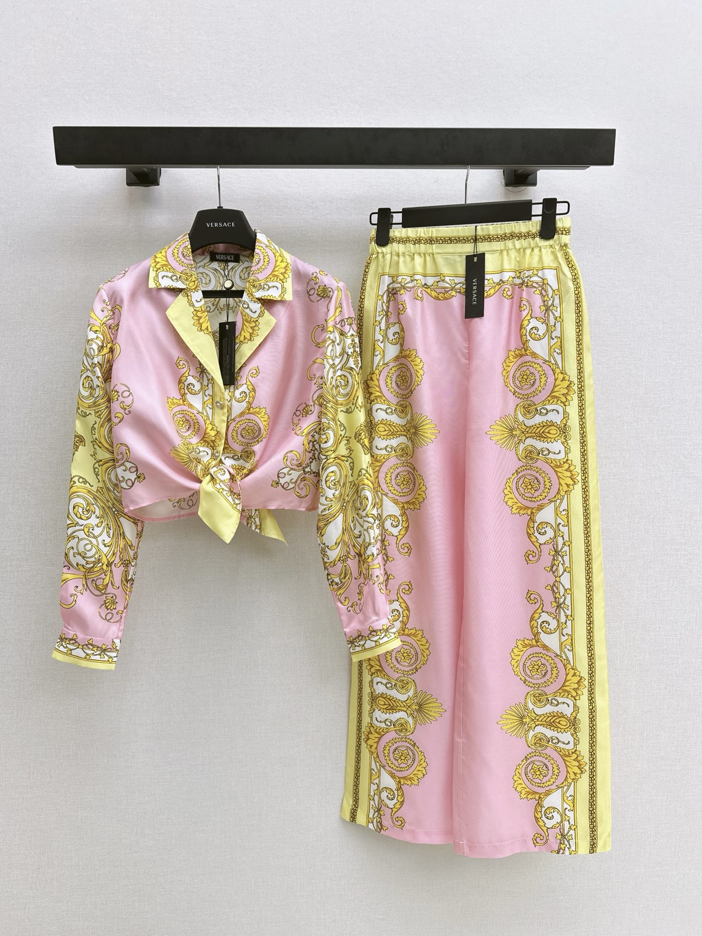 NO:607215,Mediterranean resort style Ver 26Ss - the latest baroque positioning printed lace-up short silk shirt in early spring. 100% silk twill fabric. The Medusa metal buckle is super beautiful. The original positioning printing pattern. The temperament is small and the short version is not attractive. Retro fashionable and high-end single product. The upper body is super slim. Two colors are available for sale smlxl, shirts, real silk, alexander wang19860909地中海度假风 Ver 26Ss———早春最新款巴洛克定位印花系带短款真丝衬衫百分百真丝斜纹绸面料 美杜莎金属扣超美 原版定位印花图案 气质小短款版型不挑人 复古时髦又高级的单品 上身超显瘦 两色现货发售smlxl,,shirts,real silk,alexander wang,Women's clothing