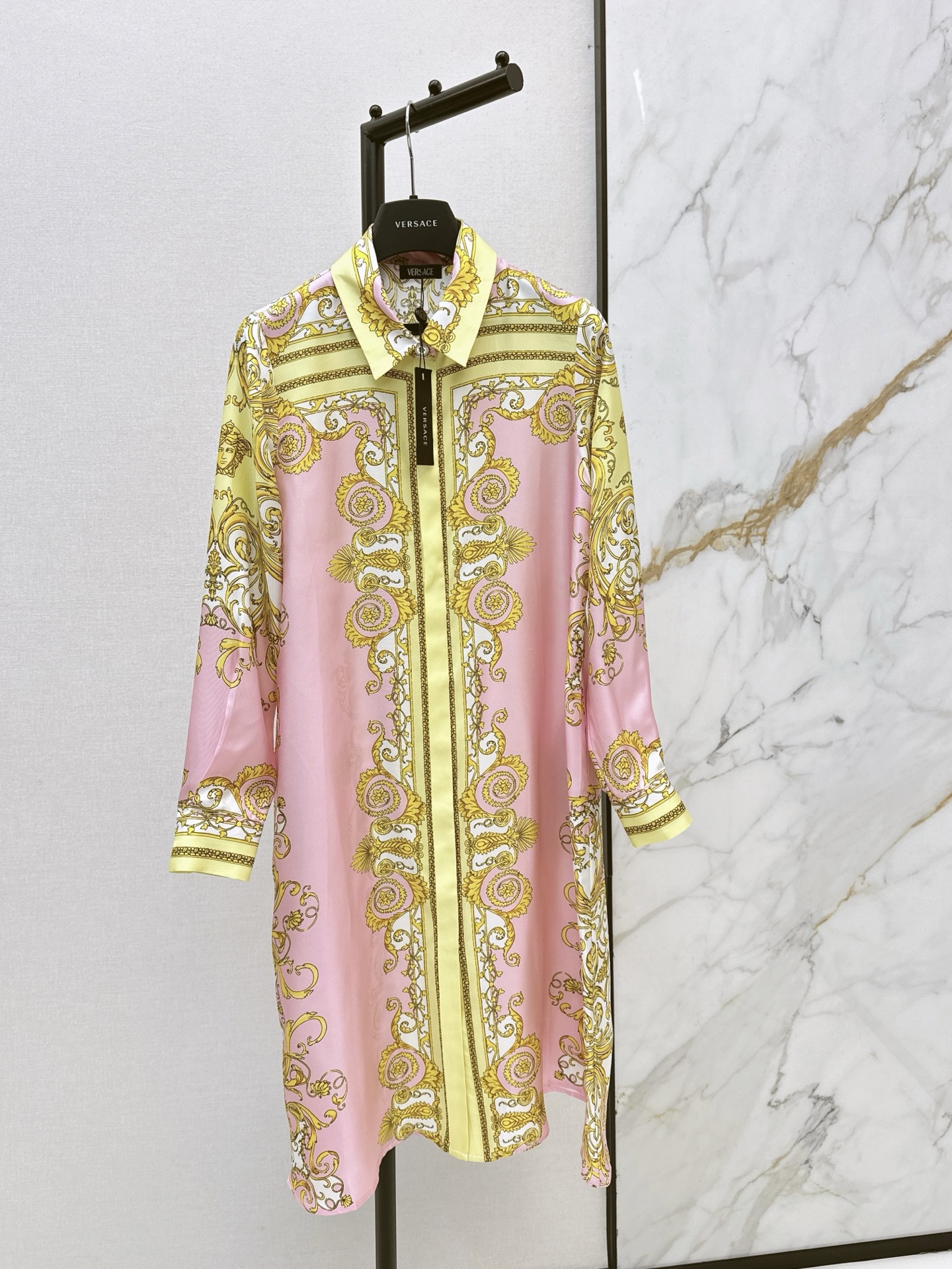 NO:607210,Mediterranean resort style Ver 26Ss——Early spring latest Baroque positioning printed silk dress 100% silk twill fabric Medusa metal buckle is super beautiful Original positioning printing pattern Delivered metal buckle belt Classic small lapel waist waist large skirt style is not attractive Retro fashionable and high-end single product The upper body is super slim Two colors are available for sale smlxl, skirts, real silk, alexander wang19860909地中海度假风 Ver 26Ss————早春最新款巴洛克定位印花真丝连衣裙百分百真丝斜纹绸面料 美杜莎金属扣超美 原版定位印花图案 配送金属扣腰带 经典小翻领收腰大裙摆版型不挑人 复古时髦又高级的单品 上身超显瘦 两色现货发售smlxl,,skirts,real silk,alexander wang,Women's clothing