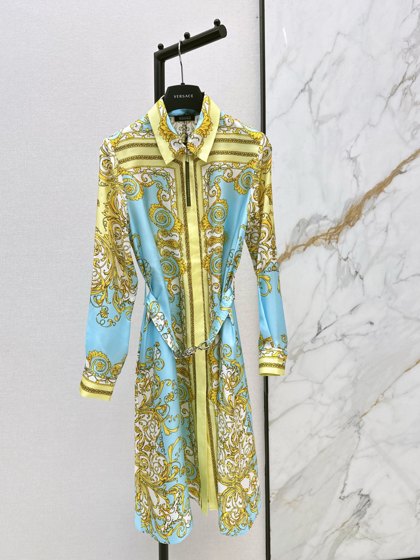 NO:607204,Mediterranean resort style Ver 26Ss——Early spring latest Baroque positioning printed silk dress 100% silk twill fabric Medusa metal buckle is super beautiful Original positioning printing pattern Delivered metal buckle belt Classic small lapel waist waist large skirt style is not attractive Retro fashionable and high-end single product The upper body is super slim Two colors are available for sale smlxl, skirts, real silk, alexander wang19860909地中海度假风 Ver 26Ss————早春最新款巴洛克定位印花真丝连衣裙百分百真丝斜纹绸面料 美杜莎金属扣超美 原版定位印花图案 配送金属扣腰带 经典小翻领收腰大裙摆版型不挑人 复古时髦又高级的单品 上身超显瘦 两色现货发售smlxl,,skirts,real silk,alexander wang,Women's clothing