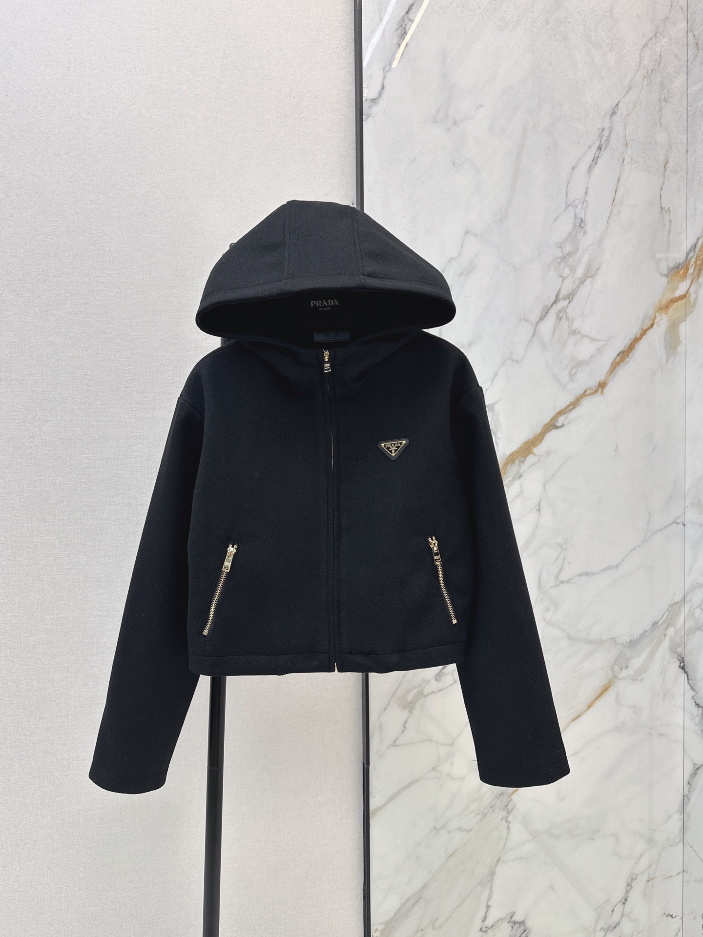 NO:607194,PD 25Ss————The latest hooded short woolen jacket in autumn and winter. It is classic and stylish. It has its own aura. The texture of the fabric is very nice. It is fashionable and high-end. The color is super positive. The upper body is white and slim. It has a cool and handsome series. The upper body is full of aura when walking. The length is just right and easy to control. One color ready for sale sml,, jackets & coats, hats, alexander wang19860909PD 25Ss————秋冬最新款连帽短款毛呢外套 经典又有型 自带气场 面料质感很奈斯 时髦又高级 颜色超级正 上身显白又显瘦 自带酷帅感的系列 走路都带风上身气场全开 长度恰到好处 轻松驾驭 一色现货发售sml,,jackets & coats,hats,alexander wang,Women's clothing