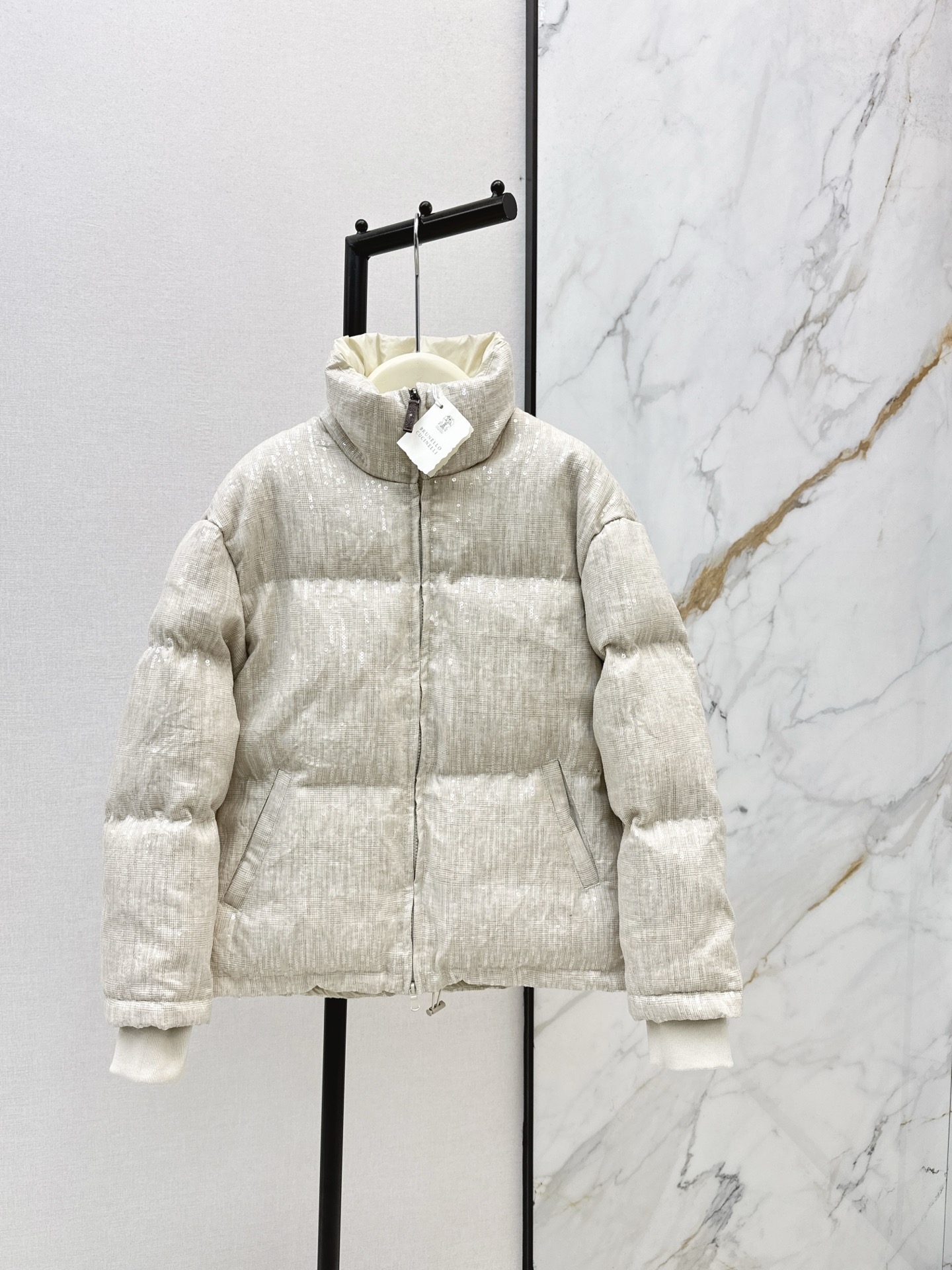 NO:607189,With dust bag, old money style outfit Bc 25Ss————The latest sequined embroidered linen bread down jacket for autumn and winter. National standard imported 90 white duck down, classic, warm and versatile. Italian elegant and high-end sense, casual and grand. Classic stand-up collar, H version, not picky and super slim. One color ready for sale sml,,jackets & coats,down jacket,alexander wang19860909配防尘袋老钱风穿搭 Bc 25Ss————秋冬最新款珠片刺绣亚麻面包羽绒服外套国标进口90白鸭绒经典保暖又百搭 意式优雅的高级感随性又大气 经典立领H版型不挑人上身超显瘦 一色现货发售sml,,jackets & coats,down jacket,alexander wang,Women's clothing