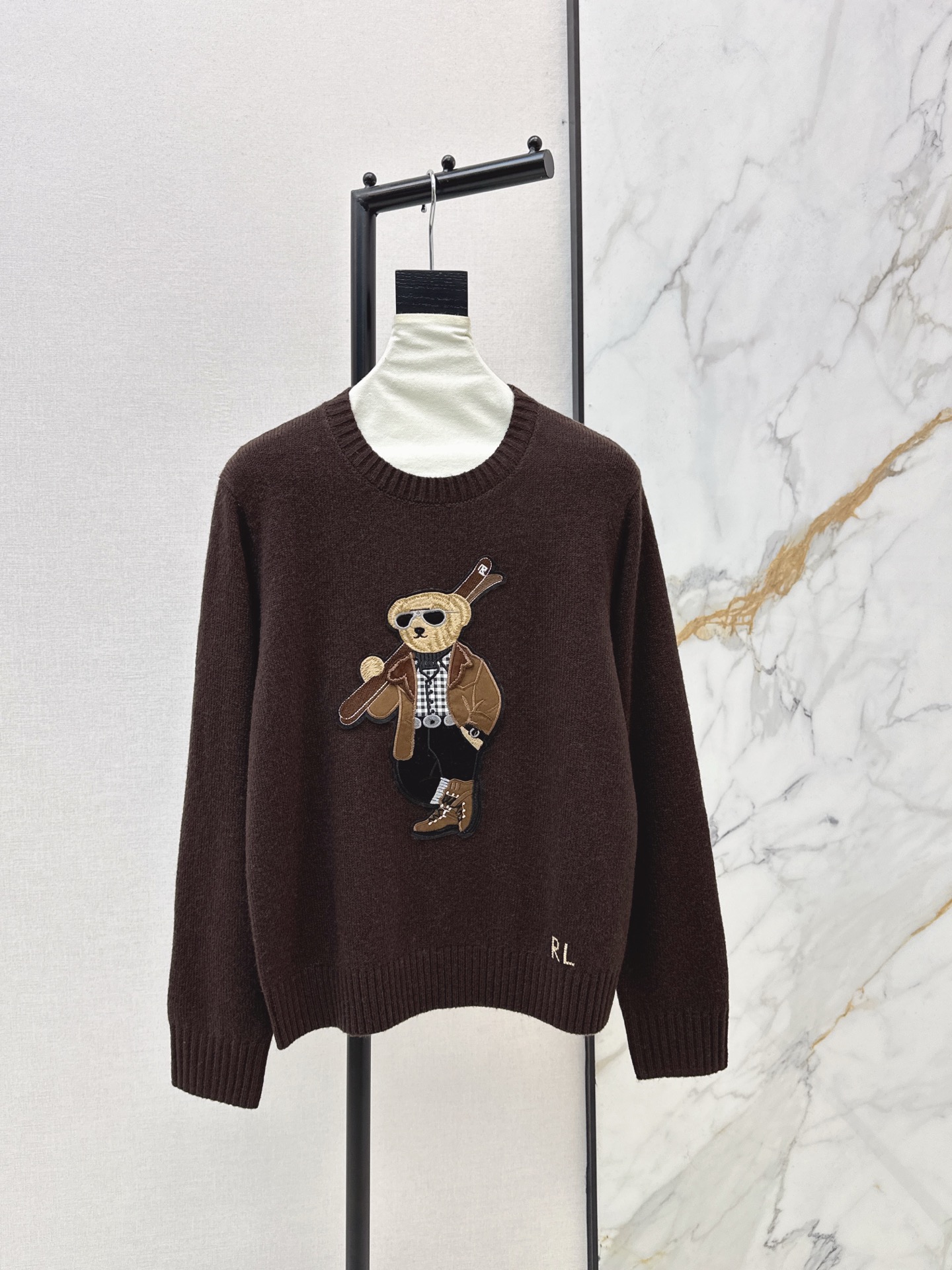 NO:607180,Recommended single item: RL 25Ss - the latest autumn and winter bear sweater with a jacket and skis. Casual American style wear. Quality control must check for our imported 90 wool and 10 cashmere. It is soft and waxy. The texture is incomparable. Intarsia bear three-dimensional embroidery technology. Purely hand-made cross-stitch LP logo. A must-have for younger girls with fashionable temperament. Childlike and high-end retro casual style. The version is versatile and not picky.  Two colors ready for sale sml,,loro piana,jackets & coats,sweaters,alexander wang19860909爆单款推荐 RL 25Ss————秋冬最新款夹克背滑雪板的小熊毛衣 休闲美式风穿搭 品质控必入认准我家进口90羊毛10羊绒软软糯糯 质感无敌赞 嵌花小熊立体刺绣工艺 纯手工十字绣法LP标志 减龄少女气质时髦精必入 童趣高级复古随性风 版型百搭不挑人 两色现货发售sml,,loro piana,jackets & coats,sweaters,alexander wang,Women's clothing