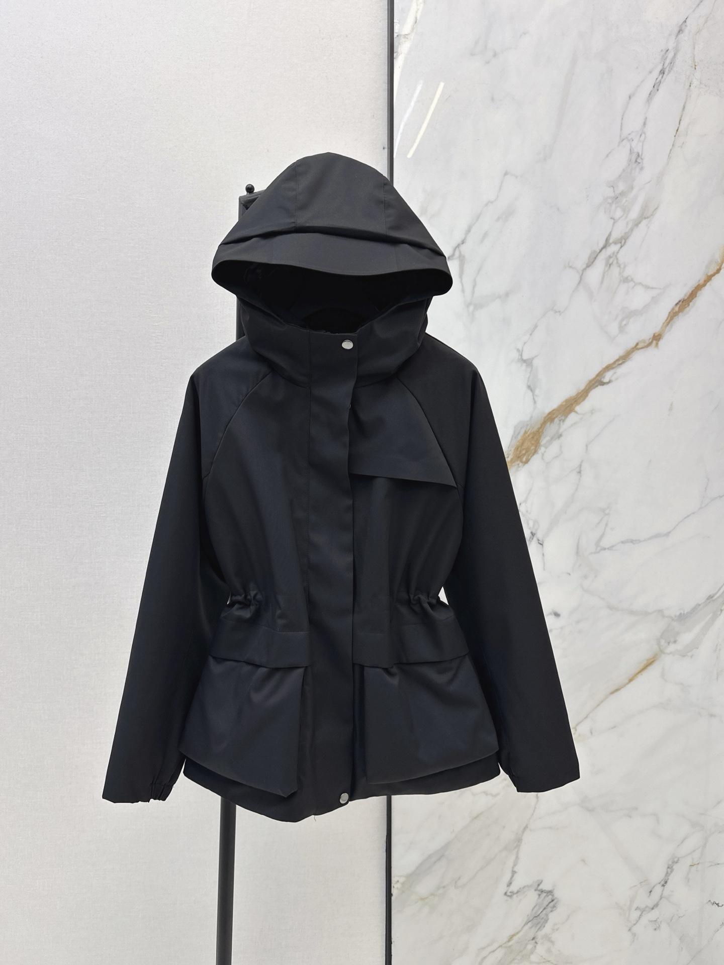 NO:607176,Comes with dust bag Bc 25Ss————The latest work style double pocket hooded down jacket in autumn and winter. Super practical and stylish. National standard 90 white goose down filling keeps warm and avoids bloat. It is 100% practical. The double pocket design adds styling effect. The three-dimensional tailoring is versatile and slim. The upper body has a sweet and cool atmosphere. It is a must-have temperament item for the wardrobe. Three colors are available for sale smlxl,,jackets & coats,down  jacket,hats,alexander wang19860909配防尘袋Bc 25Ss————秋冬最新款工装风双口袋连帽羽绒服风衣外套 超级实穿又不失造型感 国标90白鹅绒填充保暖拒绝臃肿 实穿性百分百 双口袋设计增添造型效果 立体剪裁版型百搭又显瘦 上身很有甜酷氛围感 衣橱必备的气质单品 三色现货发售smlxl,,jackets & coats,down jacket,hats,alexander wang,Women's clothing