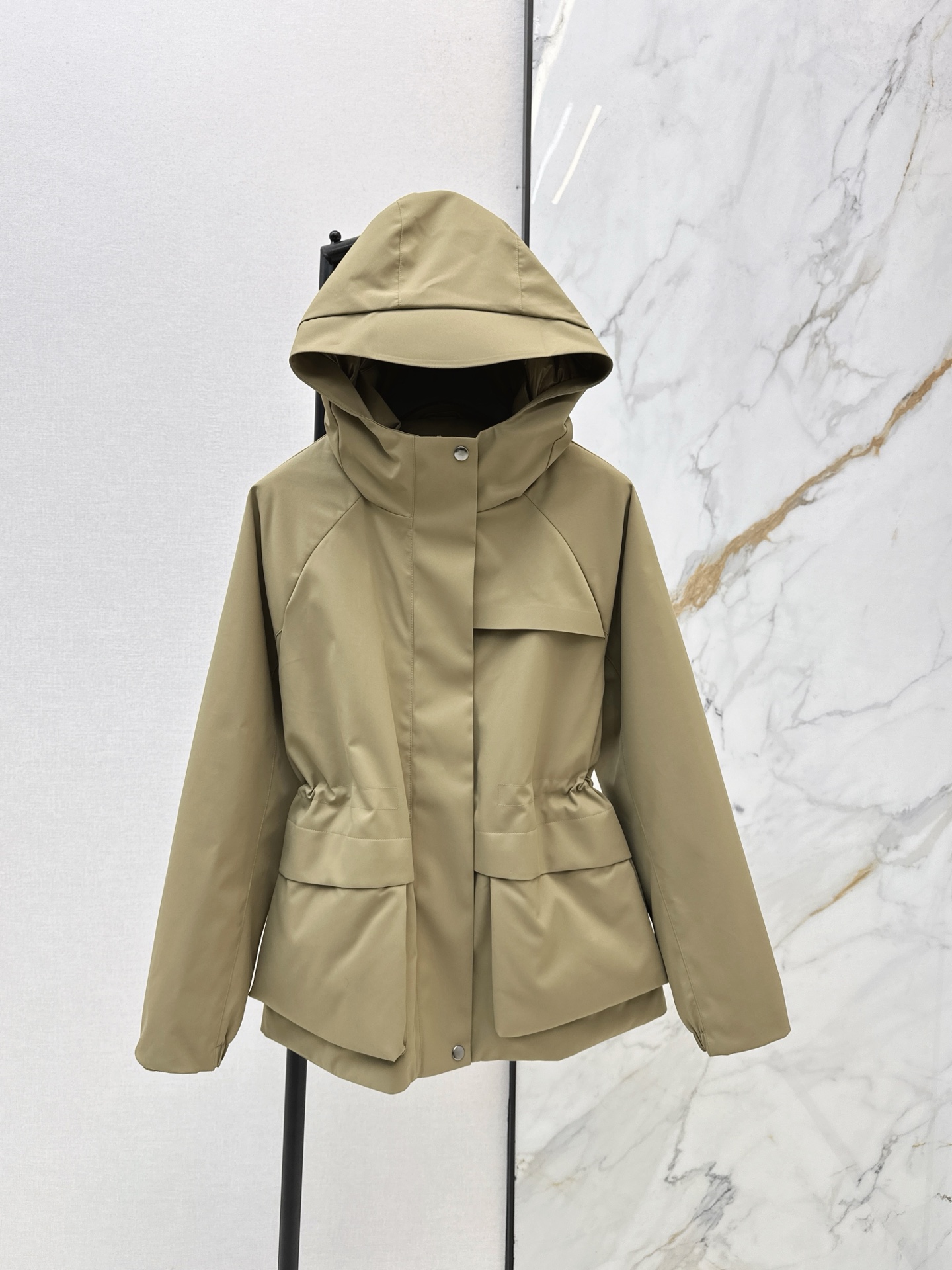 NO:607172,Comes with dust bag Bc 25Ss————The latest work style double pocket hooded down jacket in autumn and winter. Super practical and stylish. National standard 90 white goose down filling keeps warm and avoids bloat. It is 100% practical. The double pocket design adds styling effect. The three-dimensional tailoring is versatile and slim. The upper body has a sweet and cool atmosphere. It is a must-have temperament item for the wardrobe. Three colors are available for sale smlxl,,jackets & coats,down  jacket,hats,alexander wang19860909配防尘袋Bc 25Ss————秋冬最新款工装风双口袋连帽羽绒服风衣外套 超级实穿又不失造型感 国标90白鹅绒填充保暖拒绝臃肿 实穿性百分百 双口袋设计增添造型效果 立体剪裁版型百搭又显瘦 上身很有甜酷氛围感 衣橱必备的气质单品 三色现货发售smlxl,,jackets & coats,down jacket,hats,alexander wang,Women's clothing