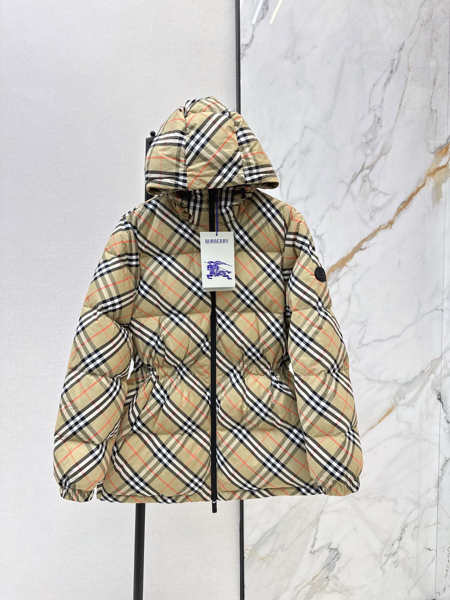 NO:607168,Comes with dust bag Bur 25Ss————The latest autumn and winter hooded plaid mid-length down jacket with a drawstring to adjust the elasticity of the hooded zipper jacket version. 90 white goose down filling is excellent for windproof and cold protection. It is not bulky and is more versatile. The whole floor is covered with iconic plaid style, which is high-end and stylish. The concave and convex war horse logo on the side sleeves is more neat and fashionable. Create an exclusive casual style. One color ready for sale sml,, burberry, jackets & coats, down  jacket,hats,alexander wang19860909配防尘袋Bur 25Ss————秋冬最新款连帽格纹中长款羽绒服外套抽绳调节松紧的连帽拉链外套版型 90白鹅绒填充防风御寒效果绝佳 不显臃肿更百搭 整体满铺标志性格纹造型高级洋气 侧面袖子浮雕凹凸战马徽标 更显利落时尚感 打造专属休闲风格 一色现货发售sml,,burberry,jackets & coats,down jacket,hats,alexander wang,Women's clothing