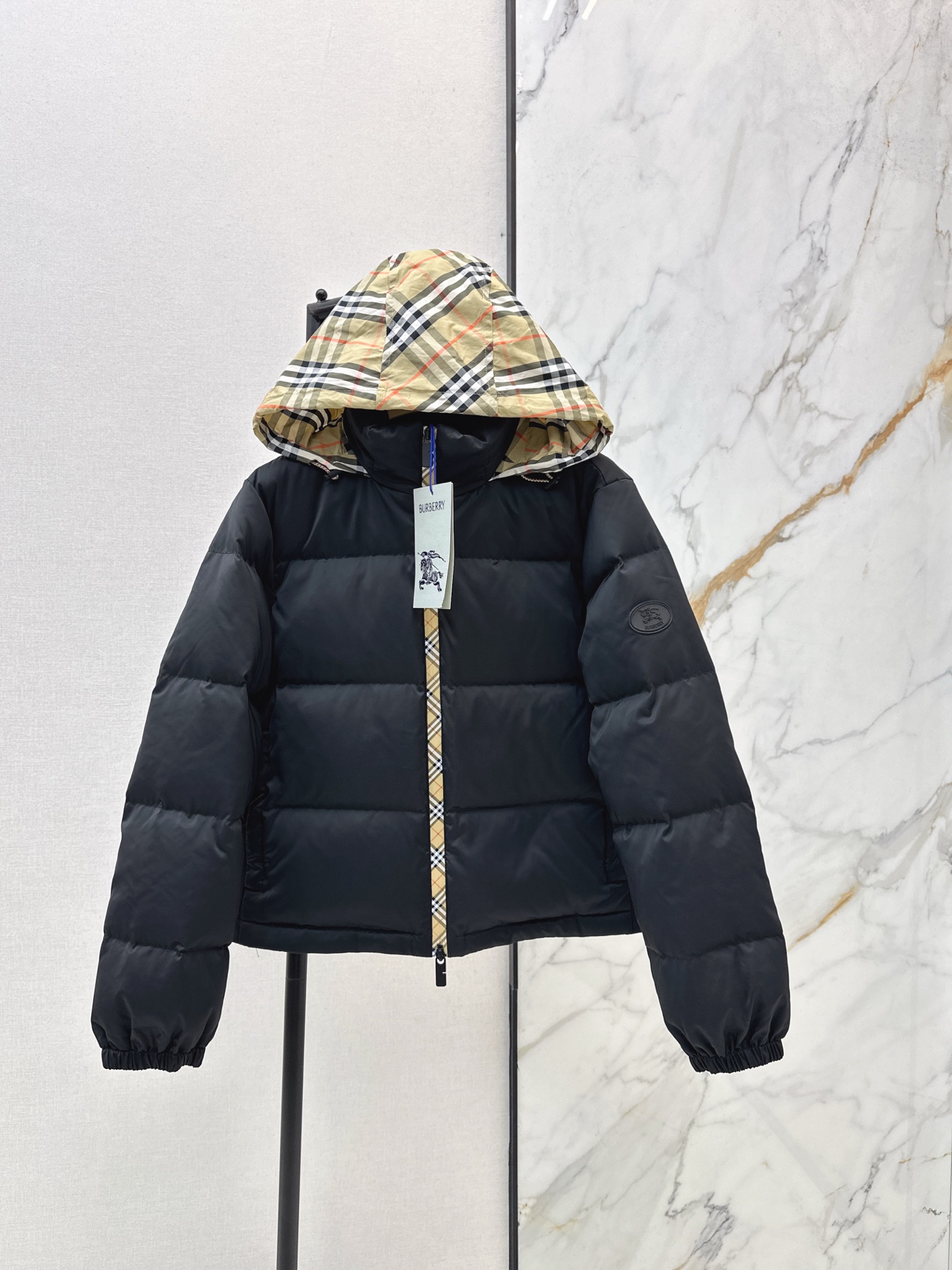 NO:607164,Comes with dust bag Bur 25Ss - the latest autumn and winter stand-up collar hooded plaid shorts down jacket. Drawstring to adjust the elasticity of the hooded zipper jacket. 90 white goose down filling is excellent for windproof and cold protection. It is not bulky and more versatile. The style is advanced and stylish. The concave and convex war horse logo on the side sleeves is more neat and fashionable. Create an exclusive casual style. Two colors are available for sale now. sml, burberry, shorts, jackets & coats, down  jacket,hats,alexander wang19860909配防尘袋Bur 25Ss————秋冬最新款立领连帽格纹短裤羽绒服外套 抽绳调节松紧的连帽拉链外套版型 90白鹅绒填充防风御寒效果绝佳 不显臃肿更百搭 造型高级洋气 侧面袖子浮雕凹凸战马徽标 更显利落时尚感 打造专属休闲风格 两色现货发售sml,,burberry,shorts,jackets & coats,down jacket,hats,alexander wang,Women's clothing