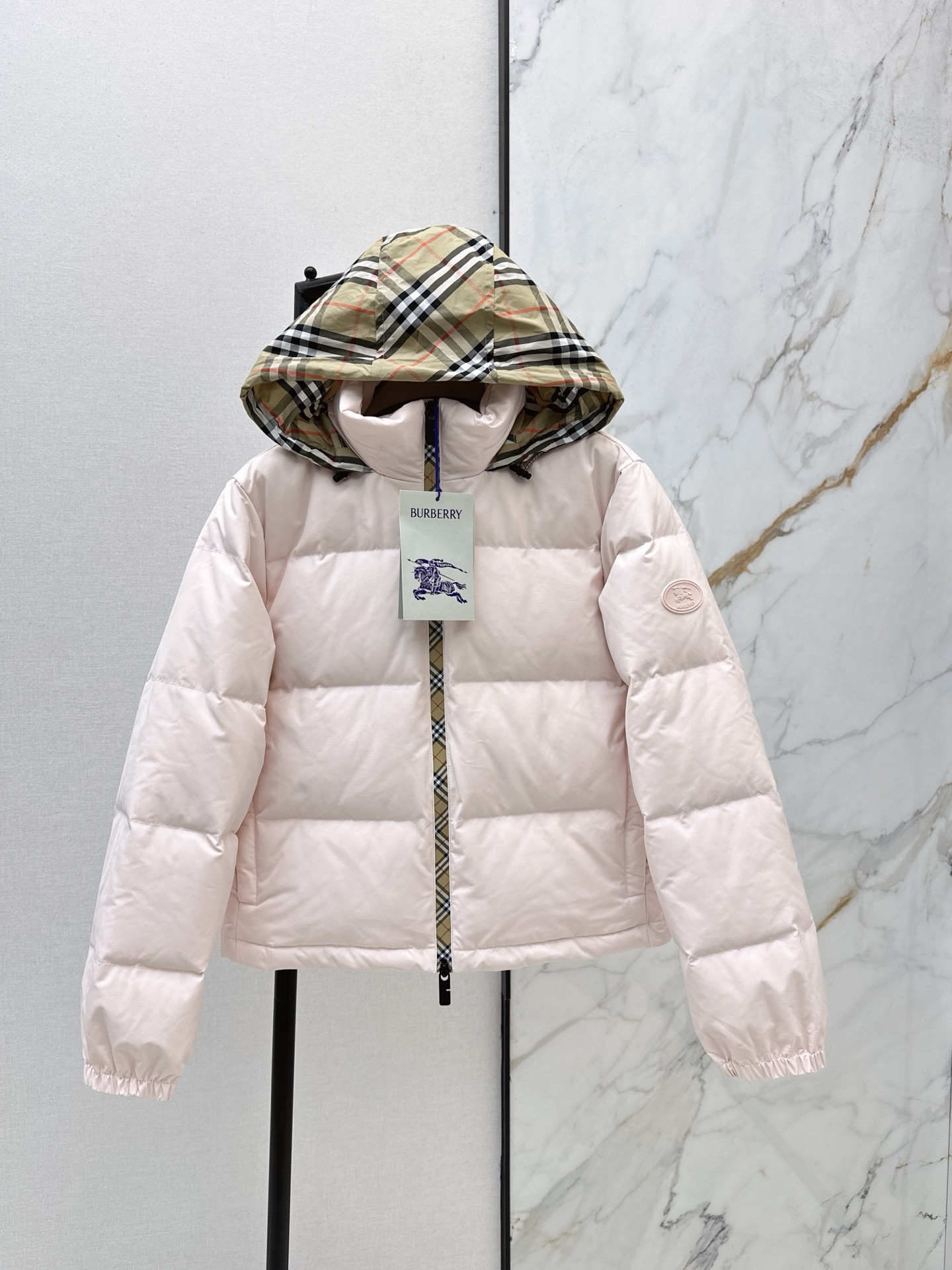 NO:607160,Comes with dust bag Bur 25Ss - the latest autumn and winter stand-up collar hooded plaid shorts down jacket. Drawstring to adjust the elasticity of the hooded zipper jacket. 90 white goose down filling is excellent for windproof and cold protection. It is not bulky and more versatile. The style is advanced and stylish. The concave and convex war horse logo on the side sleeves is more neat and fashionable. Create an exclusive casual style. Two colors are available for sale now. sml, burberry, shorts, jackets & coats, down  jacket,hats,alexander wang19860909配防尘袋Bur 25Ss————秋冬最新款立领连帽格纹短裤羽绒服外套 抽绳调节松紧的连帽拉链外套版型 90白鹅绒填充防风御寒效果绝佳 不显臃肿更百搭 造型高级洋气 侧面袖子浮雕凹凸战马徽标 更显利落时尚感 打造专属休闲风格 两色现货发售sml,,burberry,shorts,jackets & coats,down jacket,hats,alexander wang,Women's clothing