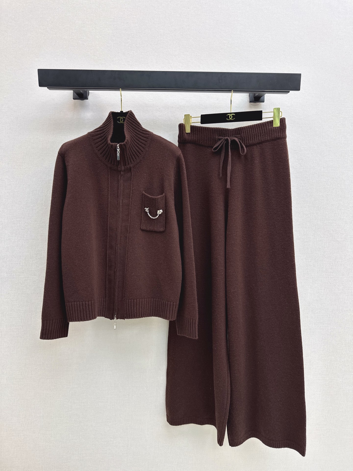 NO:607156,Exclusive first release of C Home 25Ss - the latest style of autumn and winter lazy style wool suit with stand-up collar wool jacket + elastic waist straight pants. Hot-selling Maillard color series. 100% worsted wool floral yarn fabric. Simple and elegant lazy version. Durable. Warmth and appearance are both online~~ The most practical and versatile boutique. Autumn and winter base layering for daily high-end!  !  Super stretchy and not flattering on your figure. Sold as a set. Two colors available for sale. SML, chanel, jackets & coats, alexander wang19860909独家首发 C家 25Ss———秋冬最新款慵懒风羊毛套装立领羊毛外套+松紧腰直筒裤 爆单款美拉德色系 百分百精纺羊毛花纱线面料 简约大气慵懒版型 经久耐穿 保暖度和颜值却都在线～～最实穿百搭的精品 秋冬打底叠穿日常高级！！超大弹力不挑身材 一套出售 两色现货发售sml,,chanel,jackets & coats,alexander wang,Women's clothing