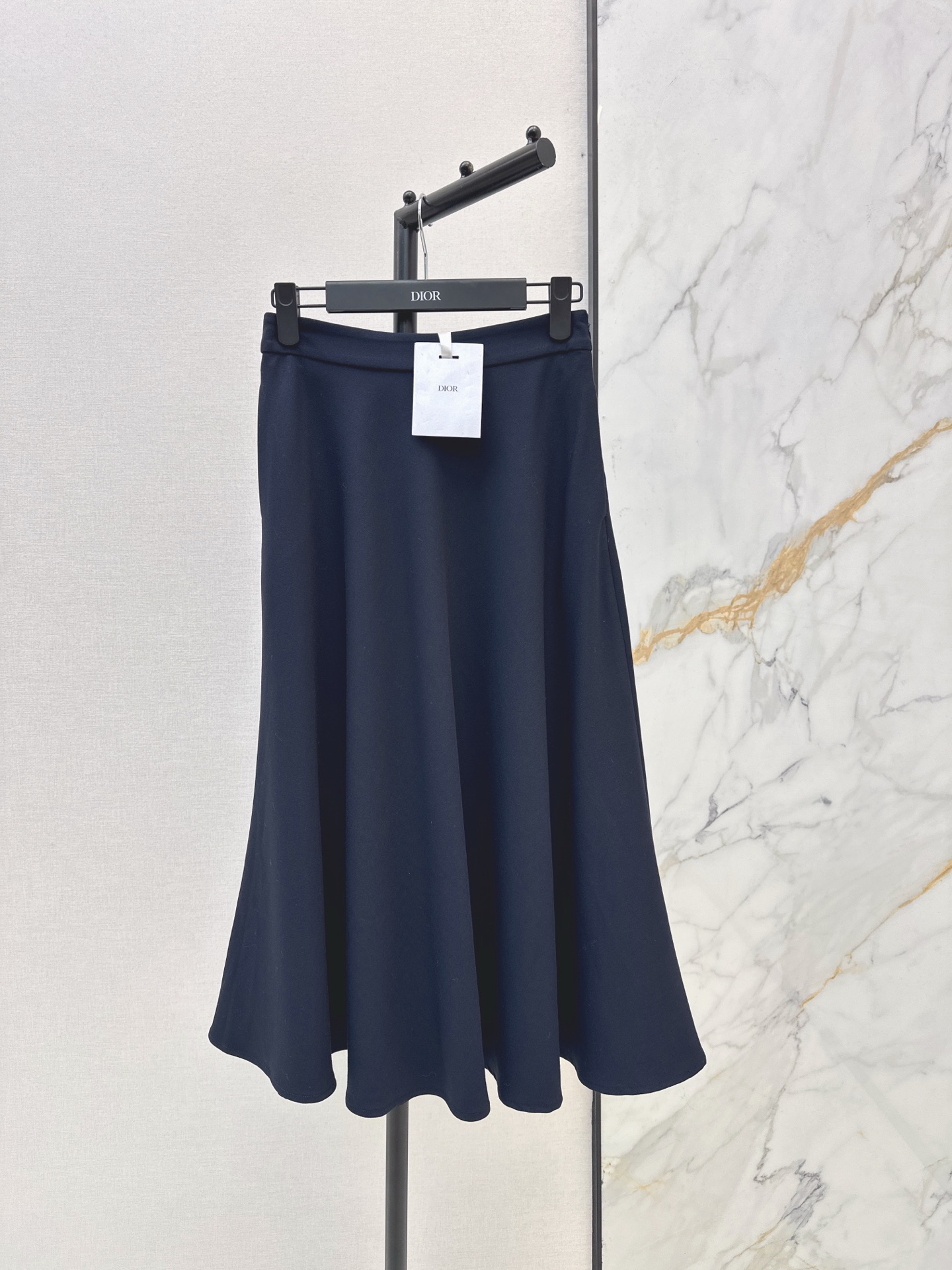 NO:607191,CD 25Ss————The latest French mid-length skirt in autumn and winter. The wool blended fabric has a good texture. It is full of low-key luxury with the suit jacket of the same series. The shape is three-dimensional and the upper body is simple and western. The A-line skirt has a slim upper body. The large skirt has a perfect draping effect. It brings out an elegant aura when walking. It is sophisticated and decent for commuting. Three colors are available for sale now: sml, skirts, jackets & coats, business suit, alexander wang19860909CD 25Ss————秋冬最新款法式中长款半身裙 羊毛混纺面料质感很好 搭配同系列西装外套低调奢华的高级感满满 版型立体有型上身简约洋气 A字裙摆上身巨显瘦 大摆半裙垂坠感满分 走动间衬出优雅气场 轻熟风通勤穿搭精致又得体 三色现货发售sml,,skirts,jackets & coats,business suit,alexander wang,Women's clothing