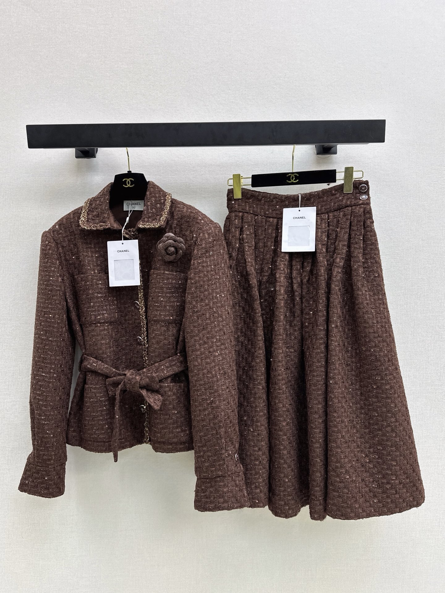 NO:607175,Elegant style ~ C Family 25Ss - the latest exquisite woven suit for autumn and winter. Lapel four-pocket woven jacket + high-waisted pleated skirt. The upper body is like a chaebol girl. Korean-style extravagance. Very high-end. It is suitable for dating or commuting. It has a natural temperament and is versatile when worn separately. It is made of custom woven fabric. It is very thick. If you look closely, it has small sequins. It is developed in one color. Ready for sale sml  outside,,chanel,skirts,jackets & coats,alexander wang19860909贵气范儿～ C家 25Ss————秋冬最新款精致编织套装 翻领四口袋编织外套+高腰压褶半裙 上身就是那种财阀小姐姐调调 韩系贵气 很高级 不管是约会或者通勤都很适合 浑然天成的气质感 分开穿也很百搭 采用定制编织面料 很厚实 细看是有小亮片工艺的 一色分开发 现货发售sml 外,,chanel,skirts,jackets & coats,alexander wang,Women's clothing