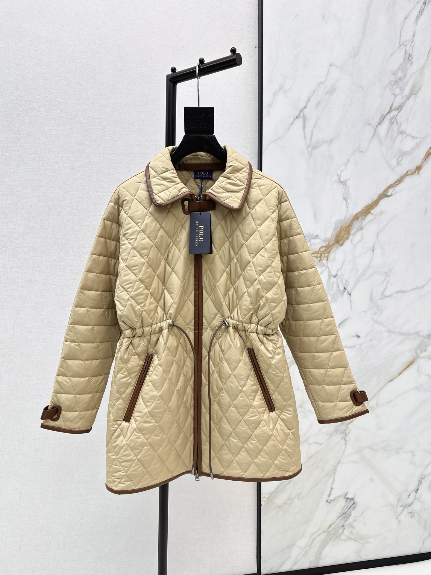 NO:607171,Exclusive launch of RL 25Ss————The latest super popular quilted cotton jacket for autumn and winter. Contrasting colors and environmentally friendly leather trim. So good-looking. It is durable and not picky at all. The drawstring waist design makes it easy to concave. One color ready for sale sml,,jackets & coats,alexander wang19860909独家首发 RL 25Ss————秋冬最新款超高人气洐缝棉服外套 撞色环保皮边装饰 太高颜值了 经久耐看而且完全不挑人不挑身材 抽绳收腰设计轻松凹造型 一色现货发售sml,,jackets & coats,alexander wang,Women's clothing