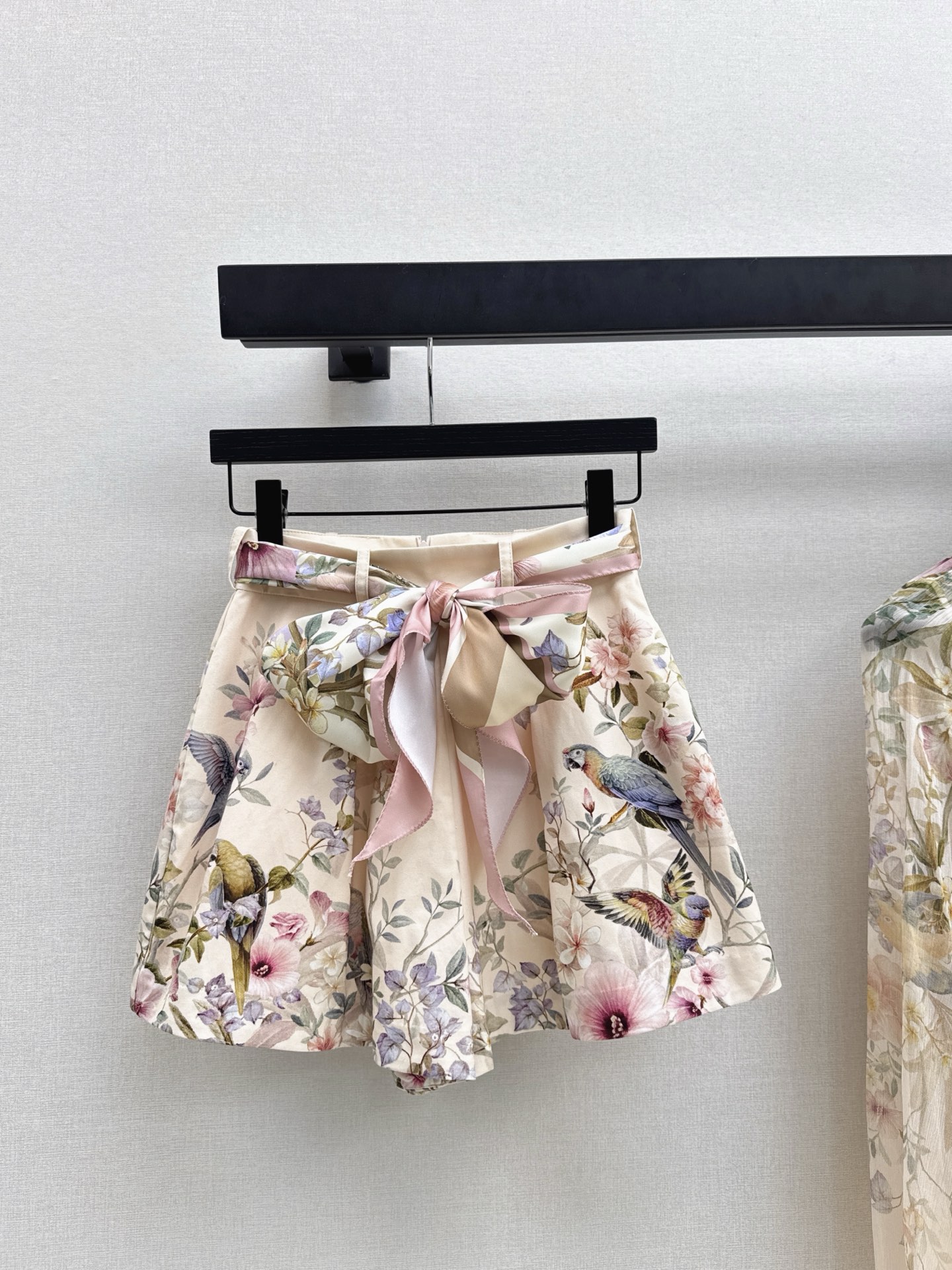 NO:608141,Zim 26Ss - the latest early spring vacation series romantic suit floral shirt + belted shorts. Original customized heavy silk linen fabric. Palace style age-reducing girl style. Beautiful upper body. Fairy and elegant white and rich beauty must-have items. One color ready for sale smlxl, shorts, shirts, real silk, alexander wang19860909Zim 26Ss———早春最新款度假系列浪漫套装碎花衬衫+腰带短裤 原版定制重磅真丝亚麻面料 宫廷风减龄少女风 上身美的不要不要的 仙气优雅的白富美必备单品 一色现货发售smlxl,,shorts,shirts,real silk,alexander wang,Women's clothing