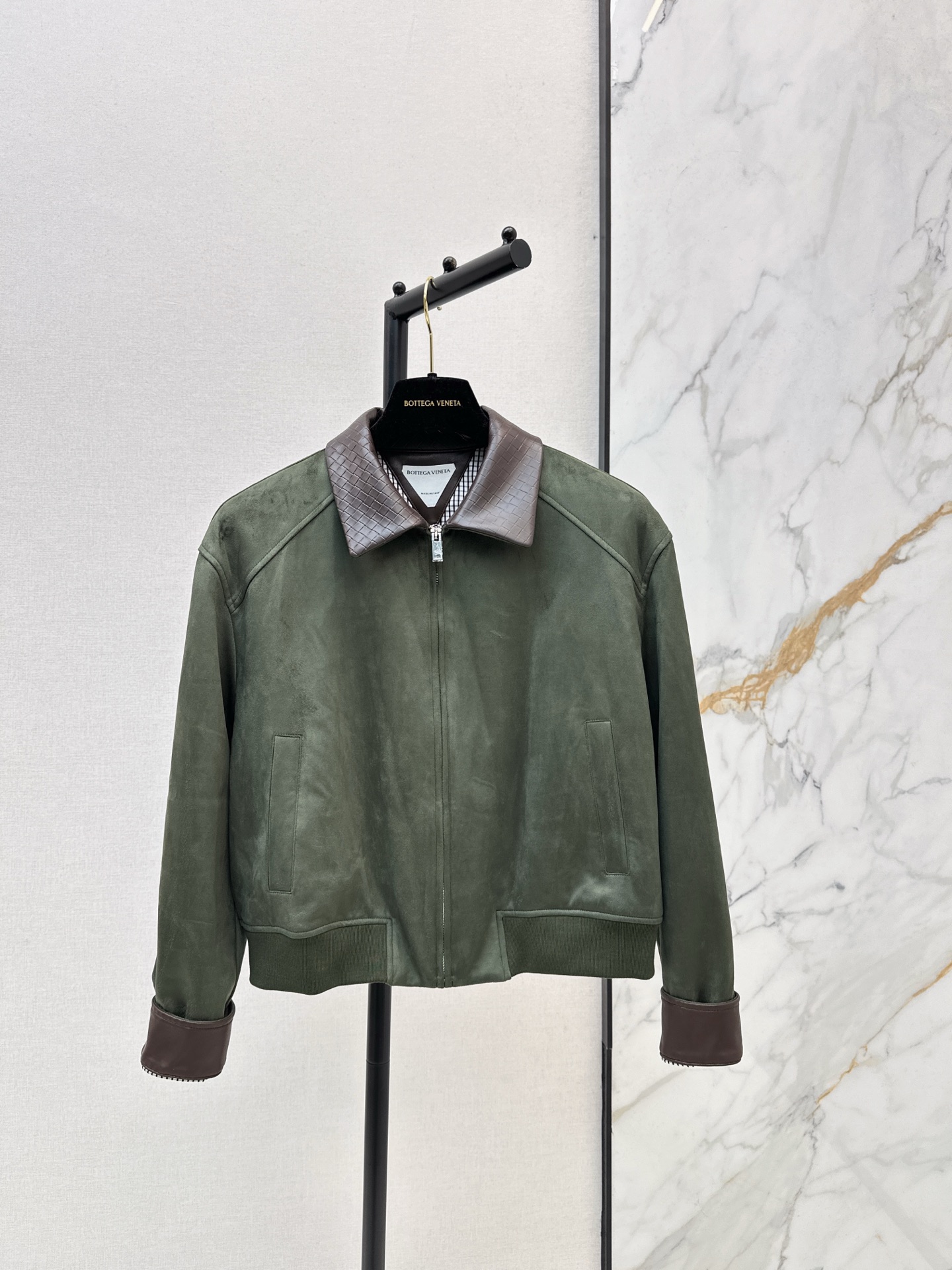 NO:608173,Fashionable outfit Bv 25Ss————The latest woven lapel splicing jacket for autumn and winter, custom-made imported artificial eco-friendly wool woven collar with detachable design, high-count twill cotton fabric, very wide and advanced, retro modern three-dimensional tailoring, high-end and fashionable, dropped shoulders, elasticated waist, versatile, not flattering, super slimming, custom plaid lining, details extra points, one color ready for sale sml,,bottega veneta,jackets & coats,jackets & coats,alexander  wang19860909时髦穿搭 Bv 25Ss————秋冬最新款编织翻领拼接夹克外套定制进口人造环保羊毛编织领可拆卸设计 高支斜纹棉面料挺阔有进 复古摩登立体剪裁版型高级又时髦 落肩松紧收腰百搭不挑人上身巨显瘦 定制格纹内衬 细节加分 一色现货发售sml,,bottega veneta,jackets & coats,jackets & coats,alexander wang,Women's clothing